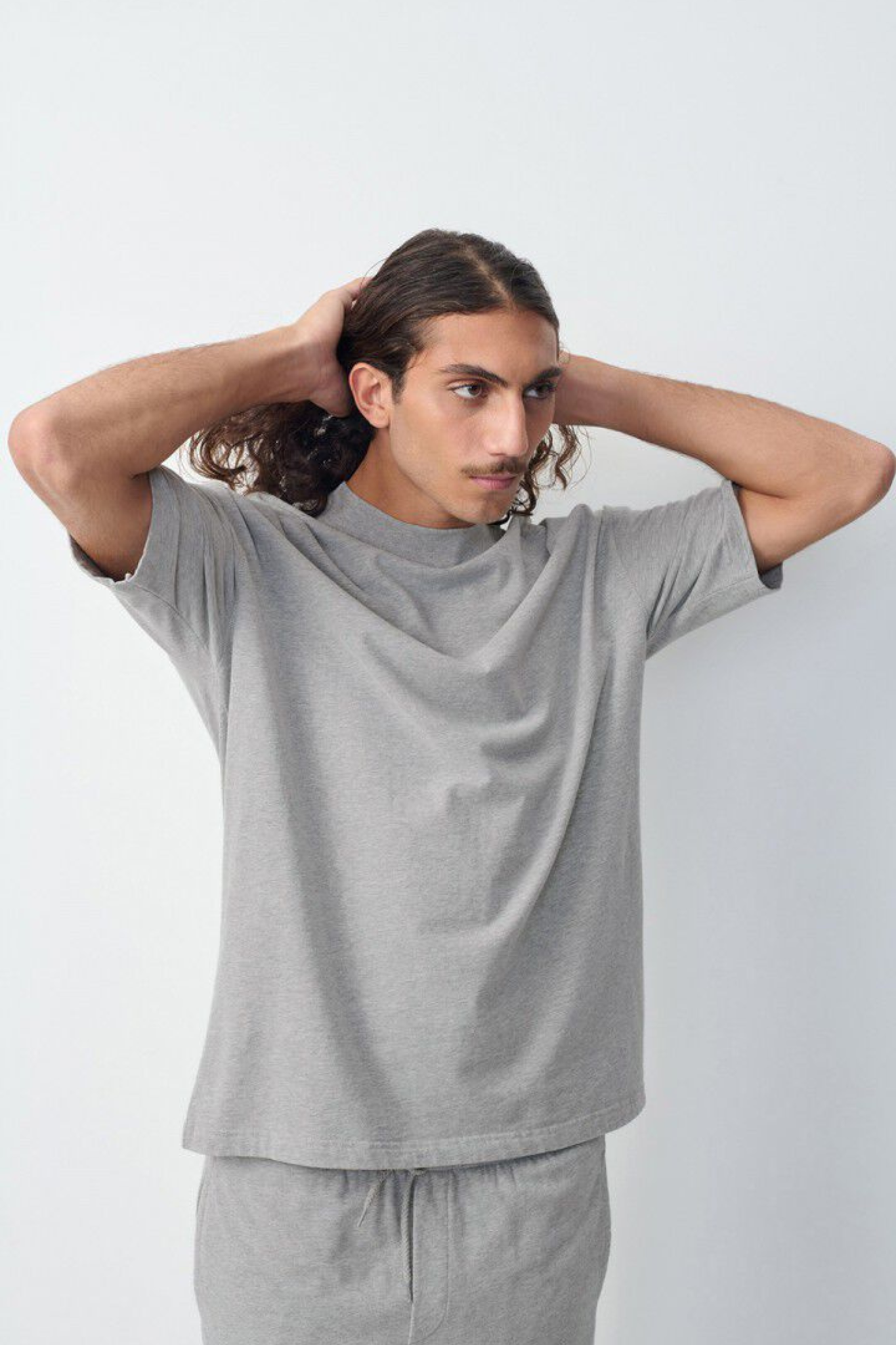 Model wearing the American Vintage fazy t-shirt in heather grey. Front view