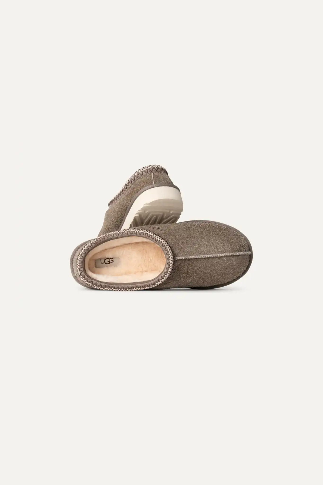 UGG man tasman shaggy suede in smoke plume. Front view