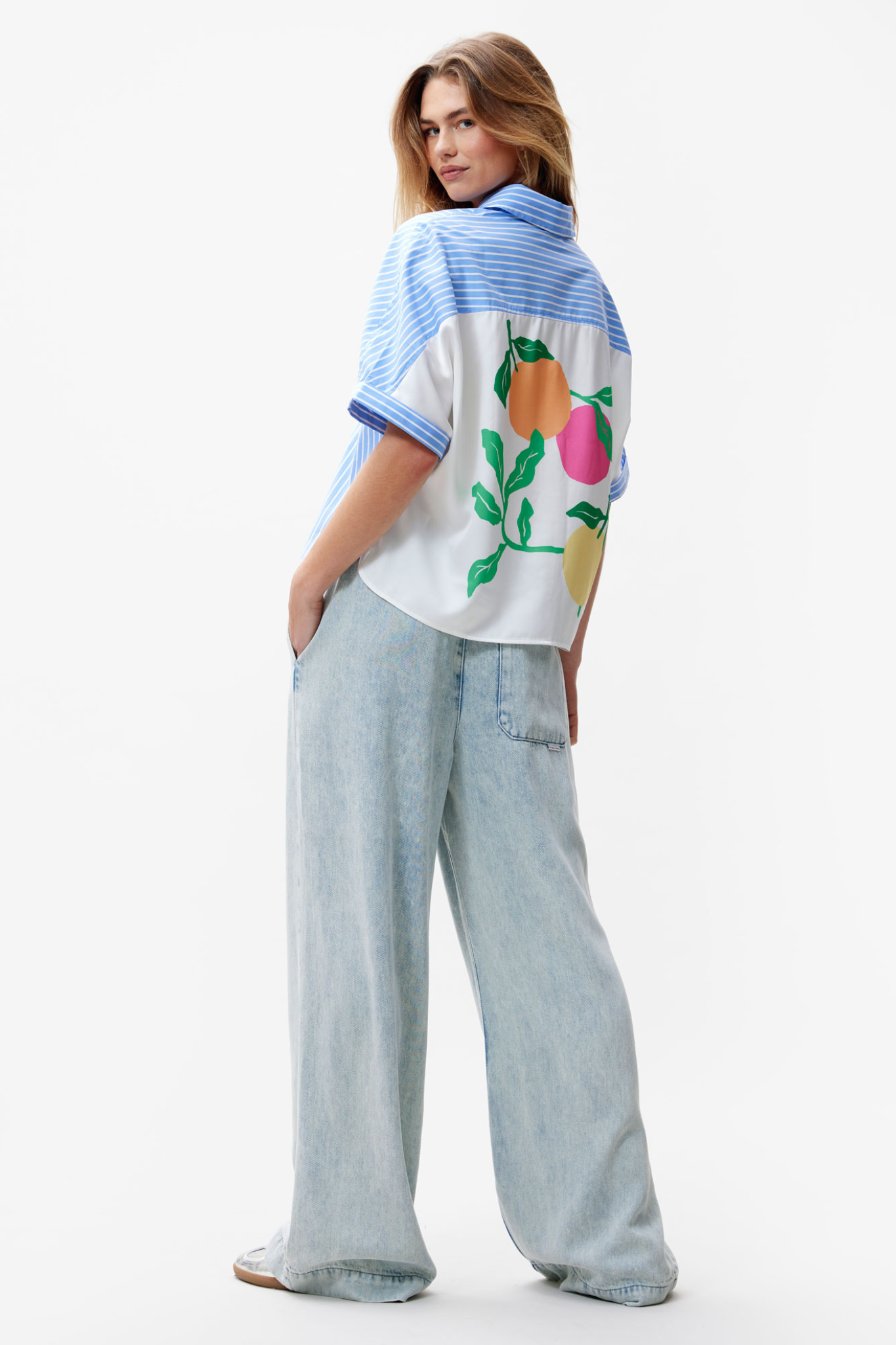 SHORT SLEEVE WITH GRAPHIC BLOUSE - BLUE