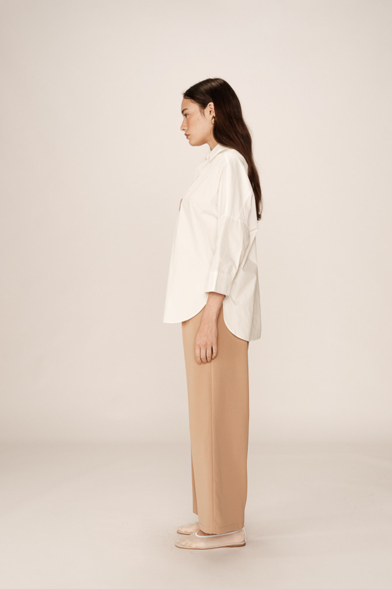 Model wearing the Grace & Mila pavel shirt in white. Side view