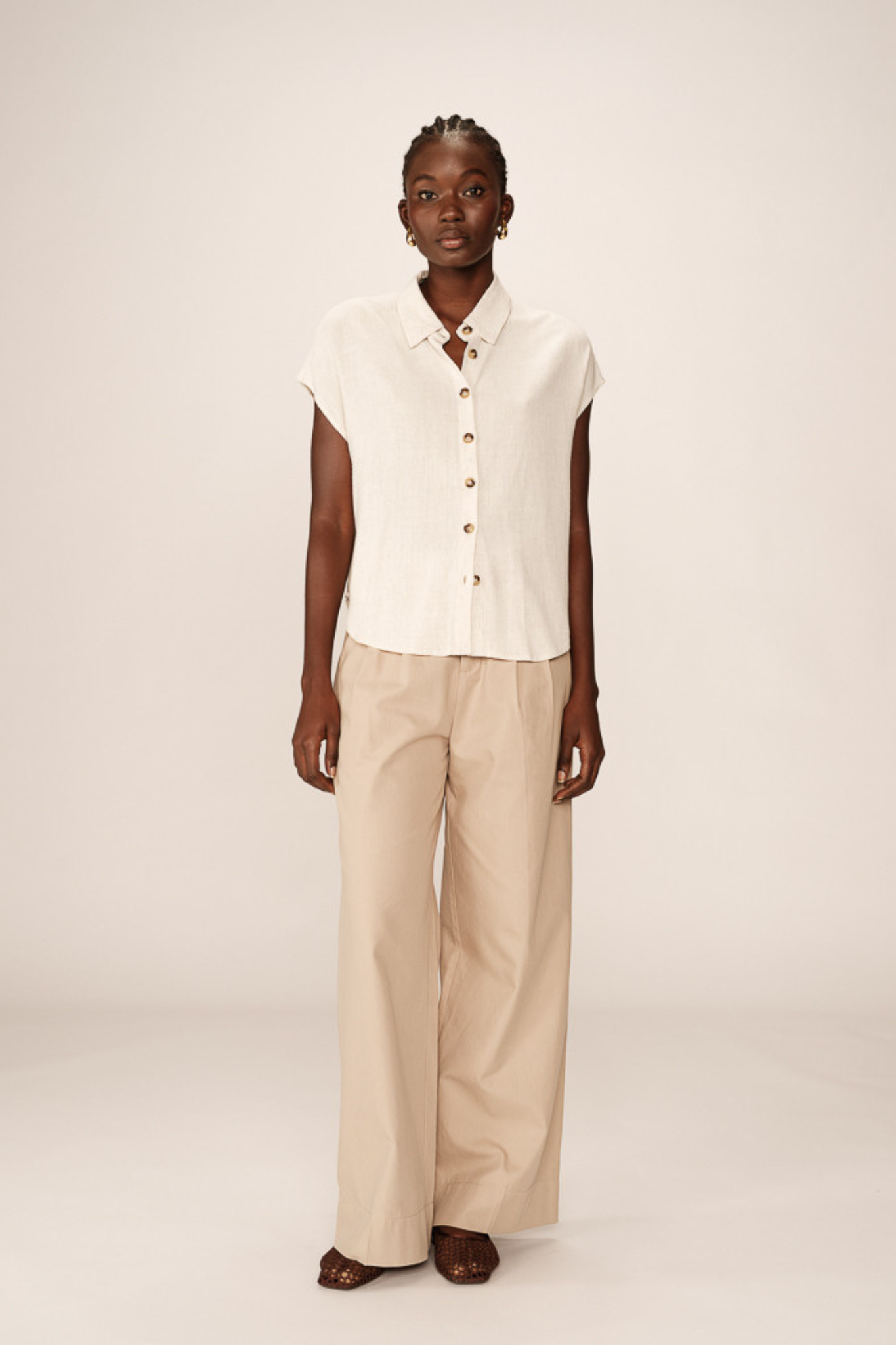 Model wearing the Grace & Mila perez shirt in beige. Front view