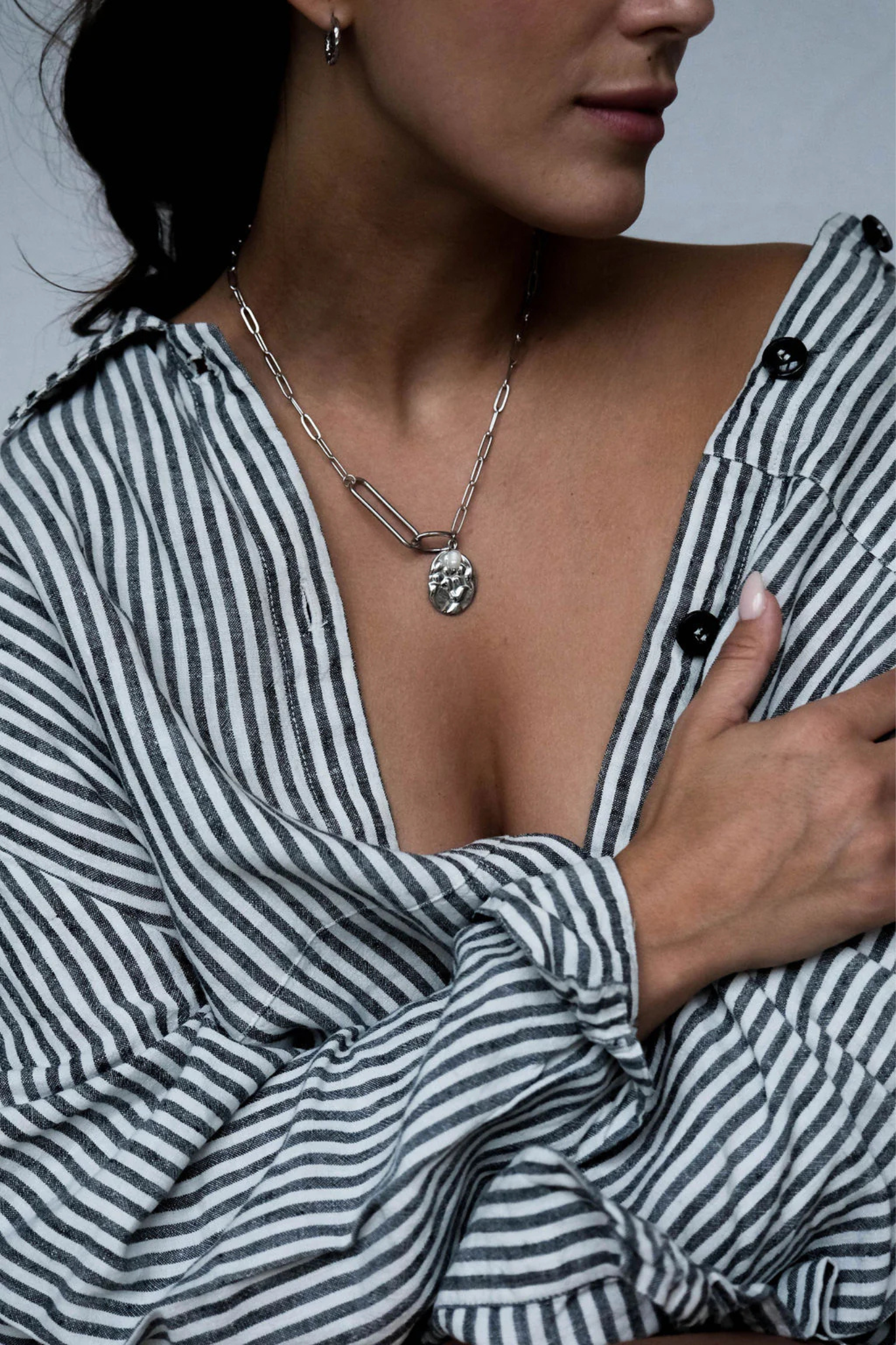 Model wearing the Maste stephy necklace in silver. Front view