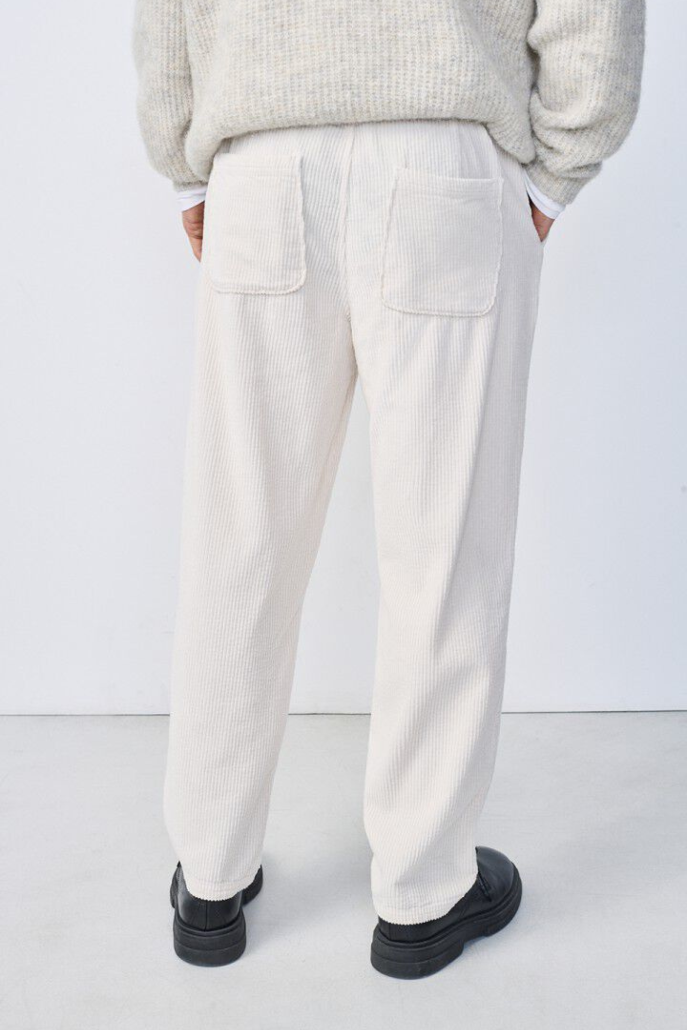 Model wearing the American Vintage padow pants in ecru vintage. Back view