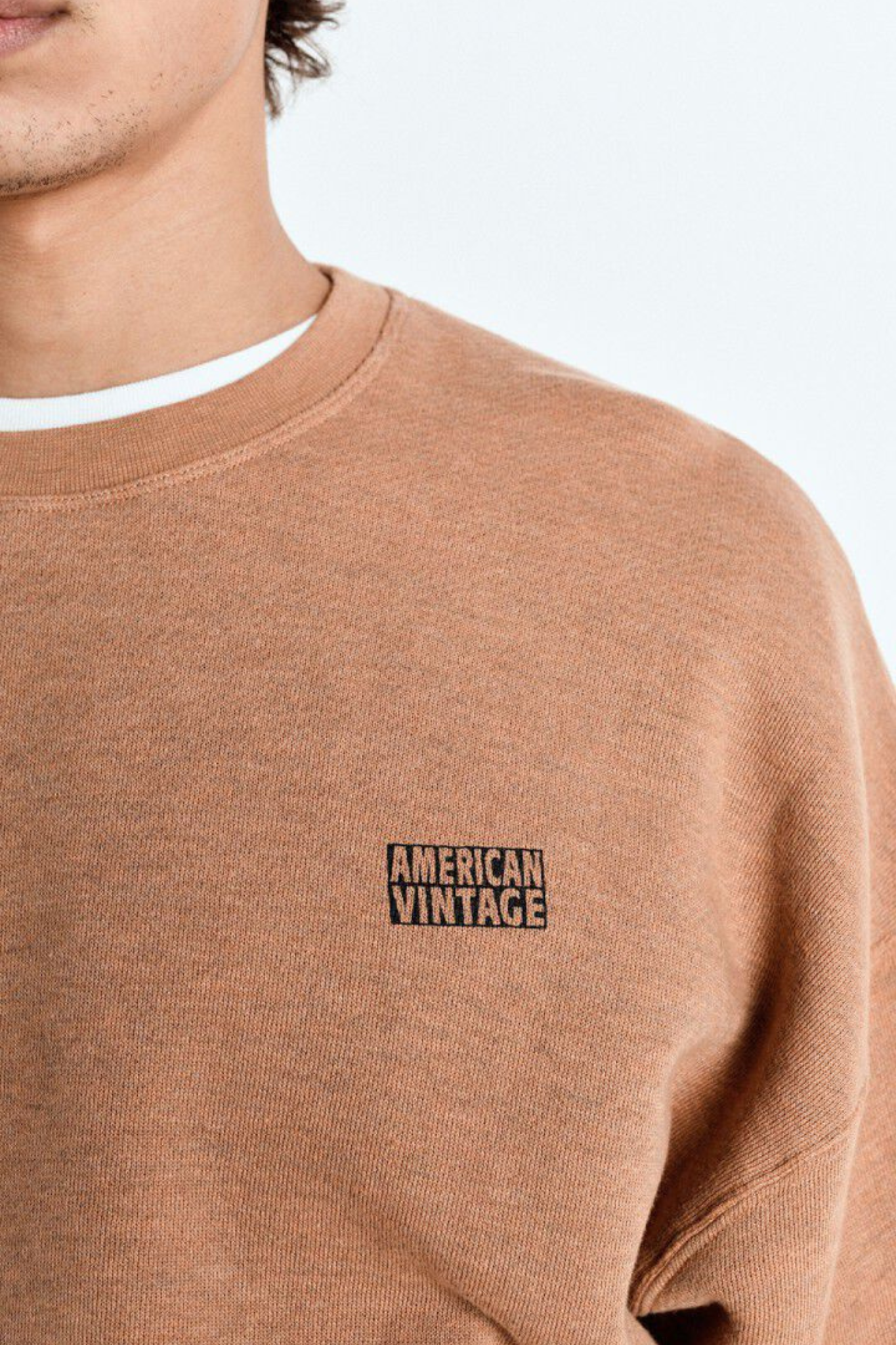 Model wearing the American Vintage doven sweatshirt in overdyed hazel. Close front view
