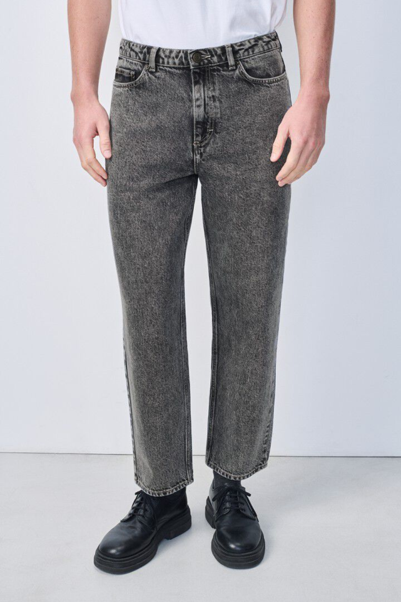 Model wearing the American Vintage yobday-b jeans in grey salt and pepper. Front view