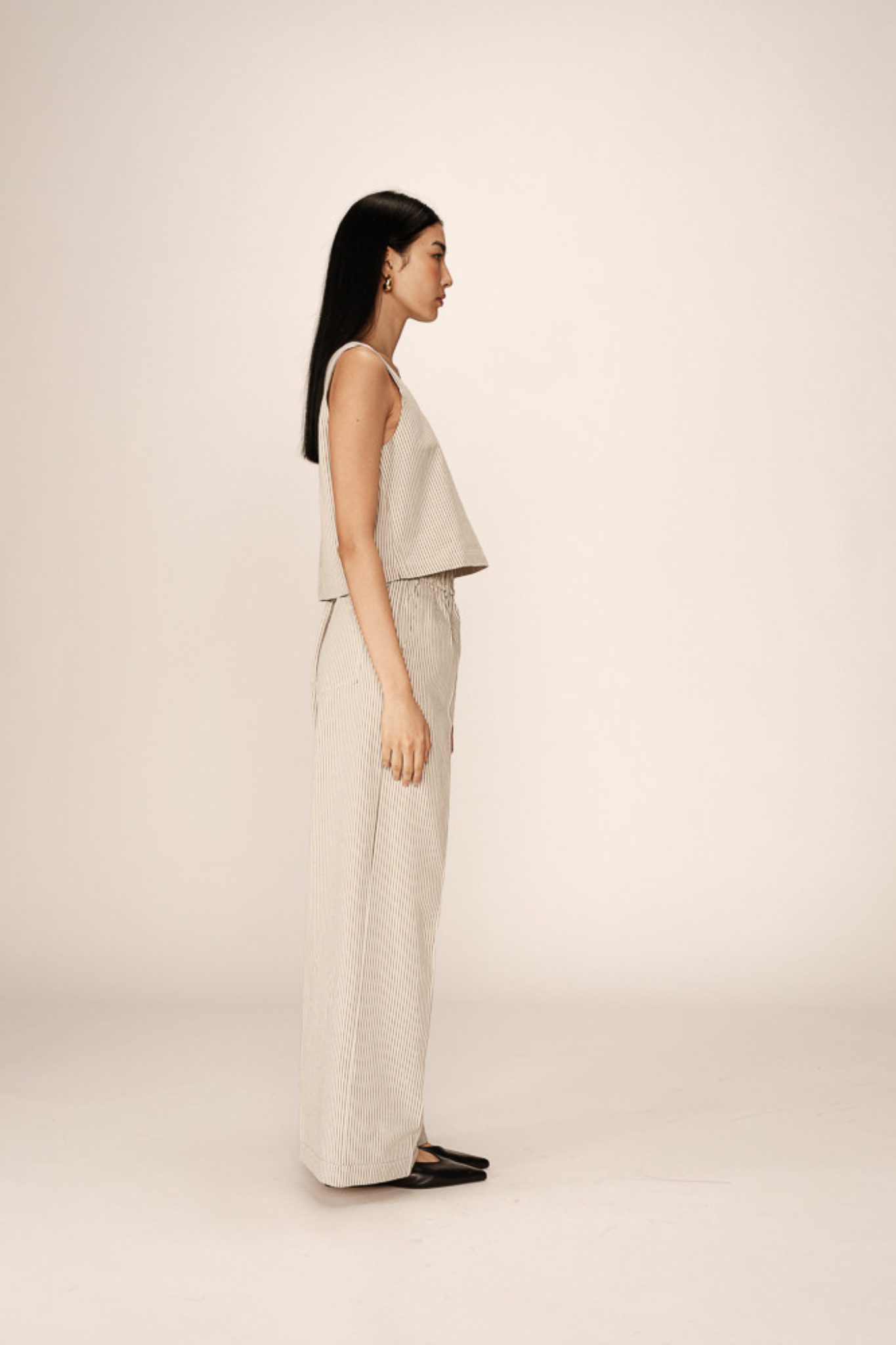 Model wearing the Grace & Mila peanut top in ecru. Side view