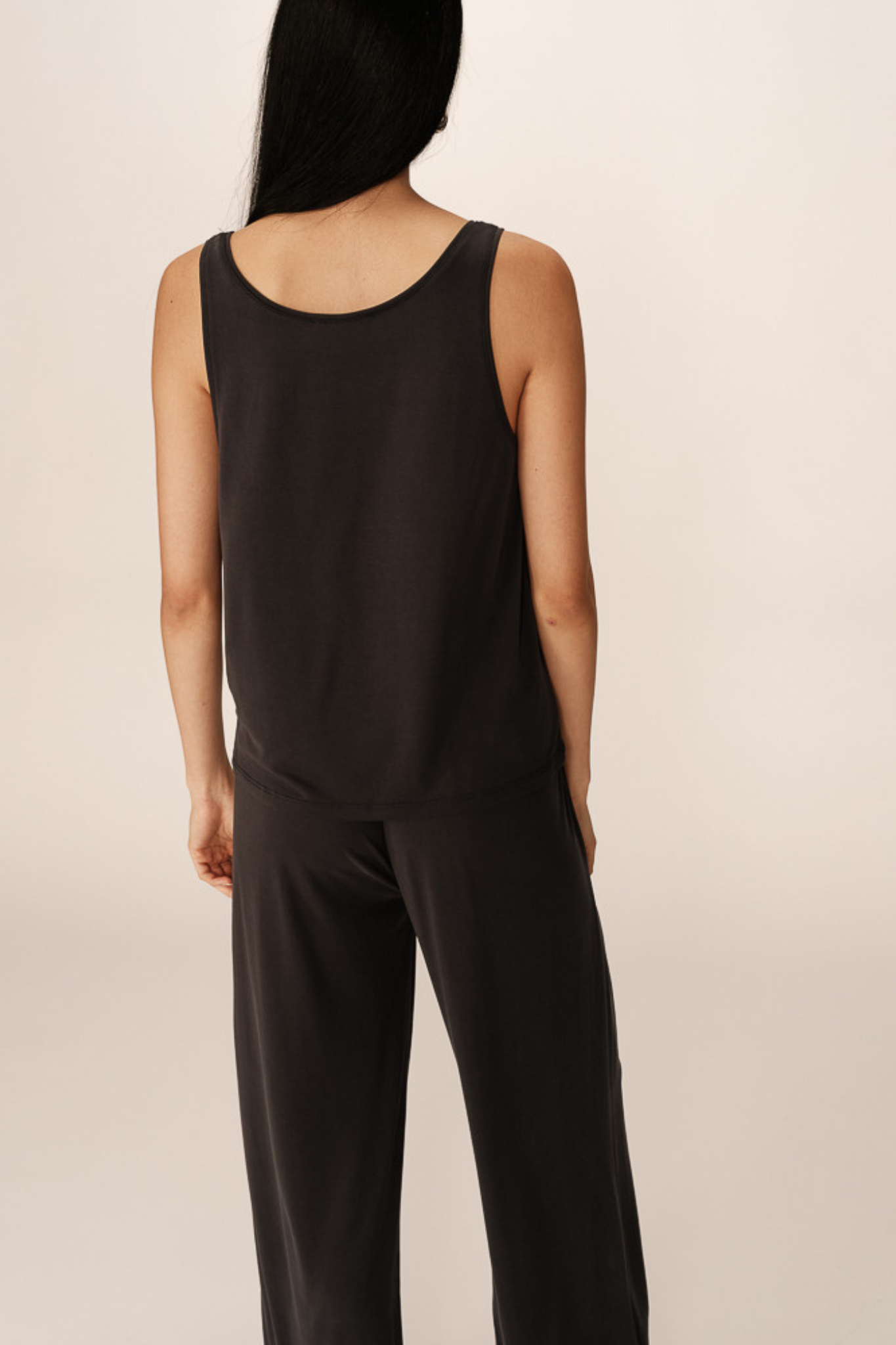 Model wearing the Grace & Mila pie top in anthracite. Back view