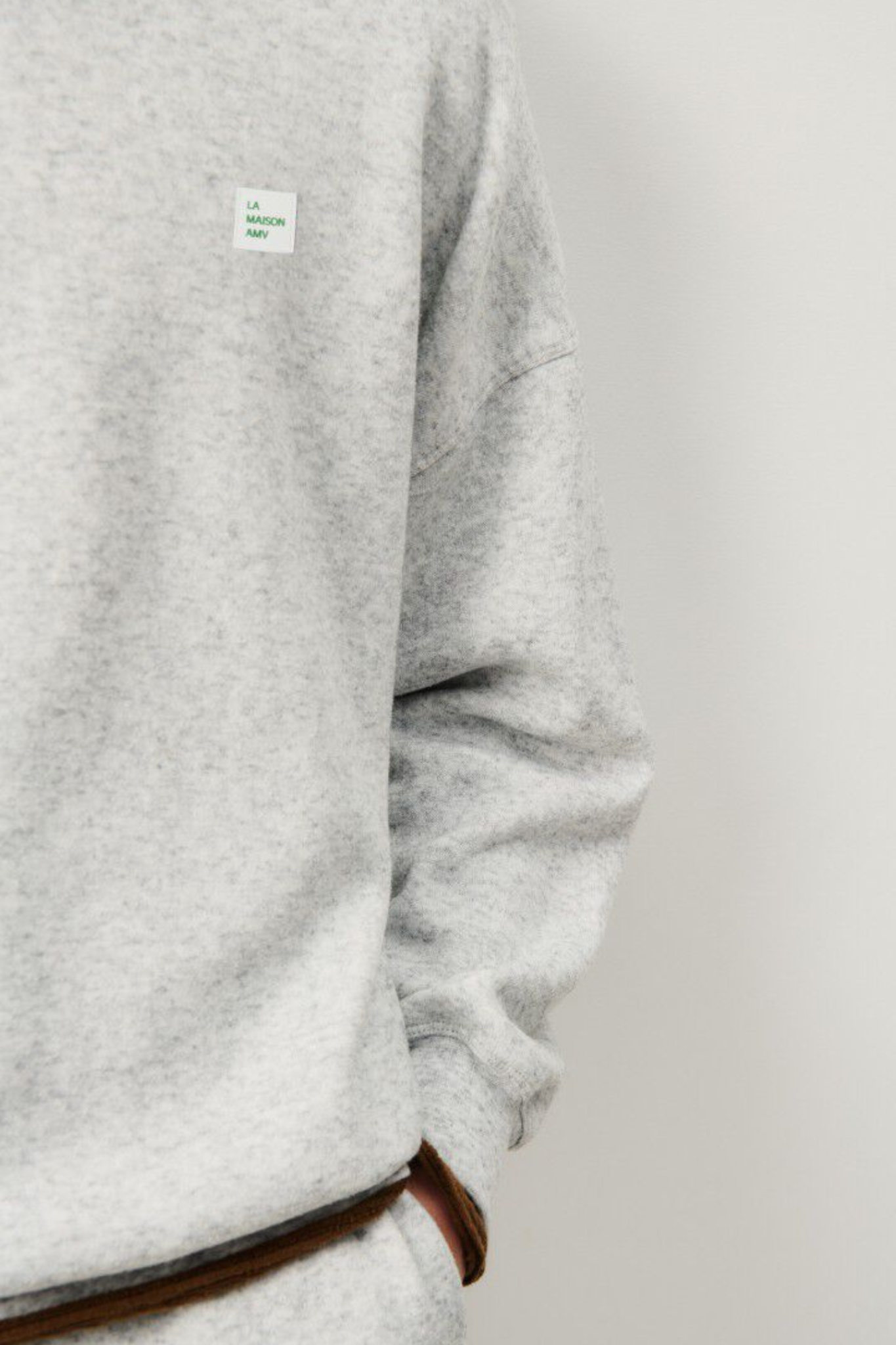 Model wearing the American Vintage evona sweatshirt in light grey melange. Close front view