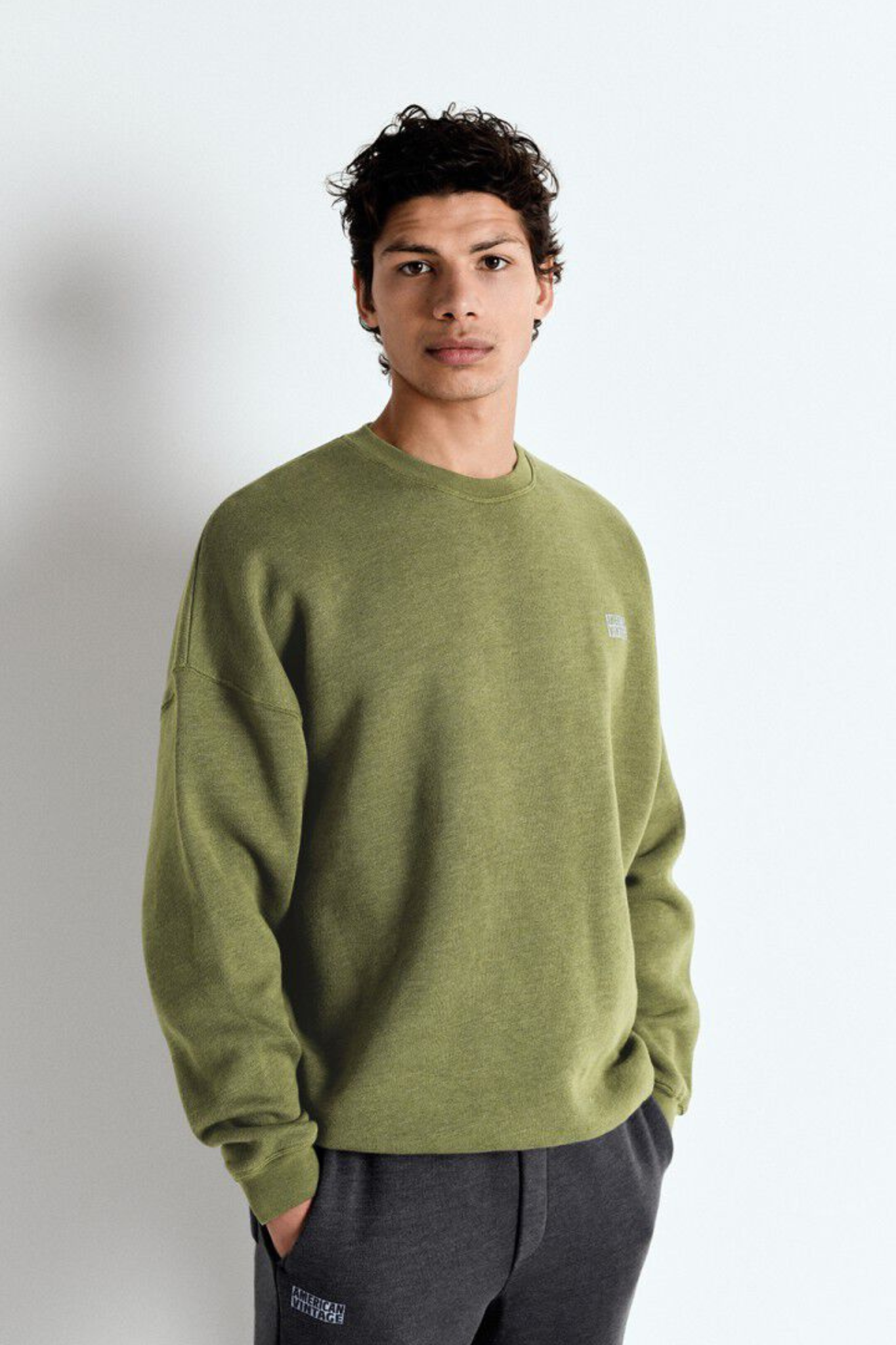 Model wearing the American Vintage doven sweatshirt in overdyed boa. Front view