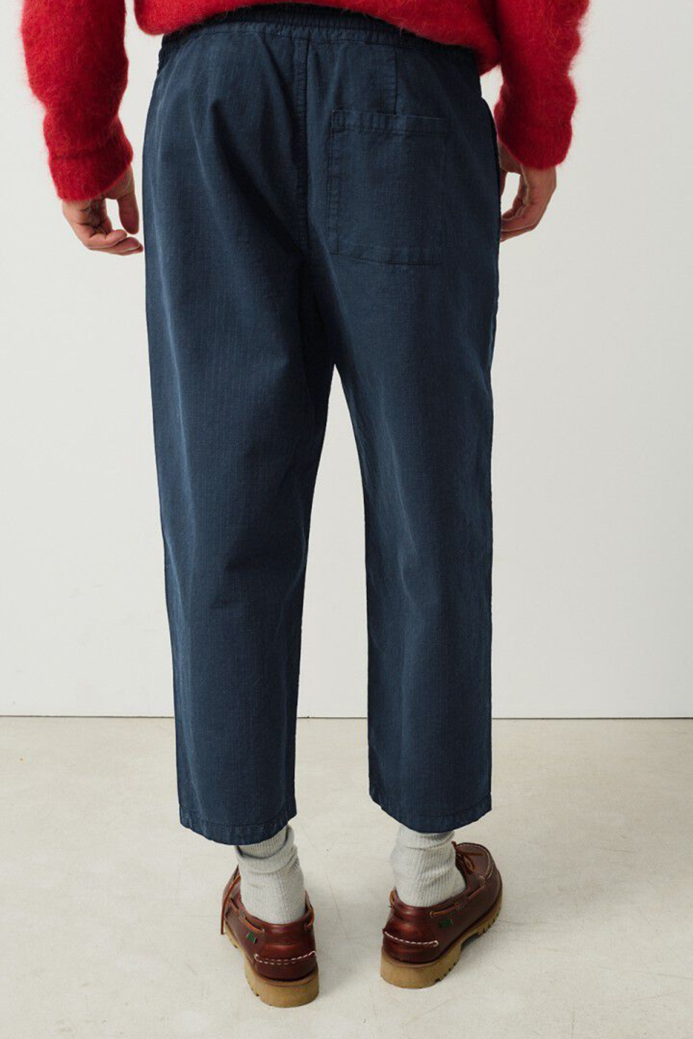 Model wearing the American Vintage rygybay pants in navy. Back view