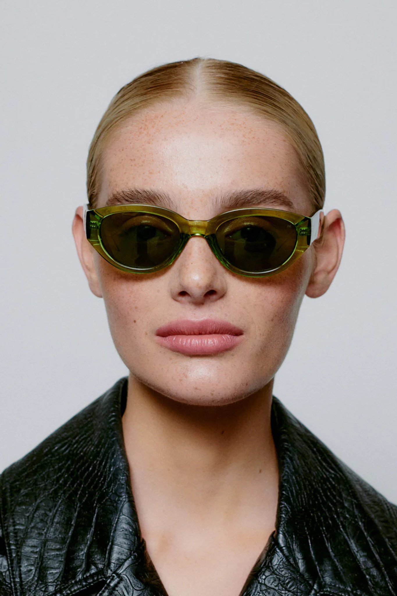 Model wearing the A. Kjaerbede winnie sunglasses in light olive transparent. Front view
