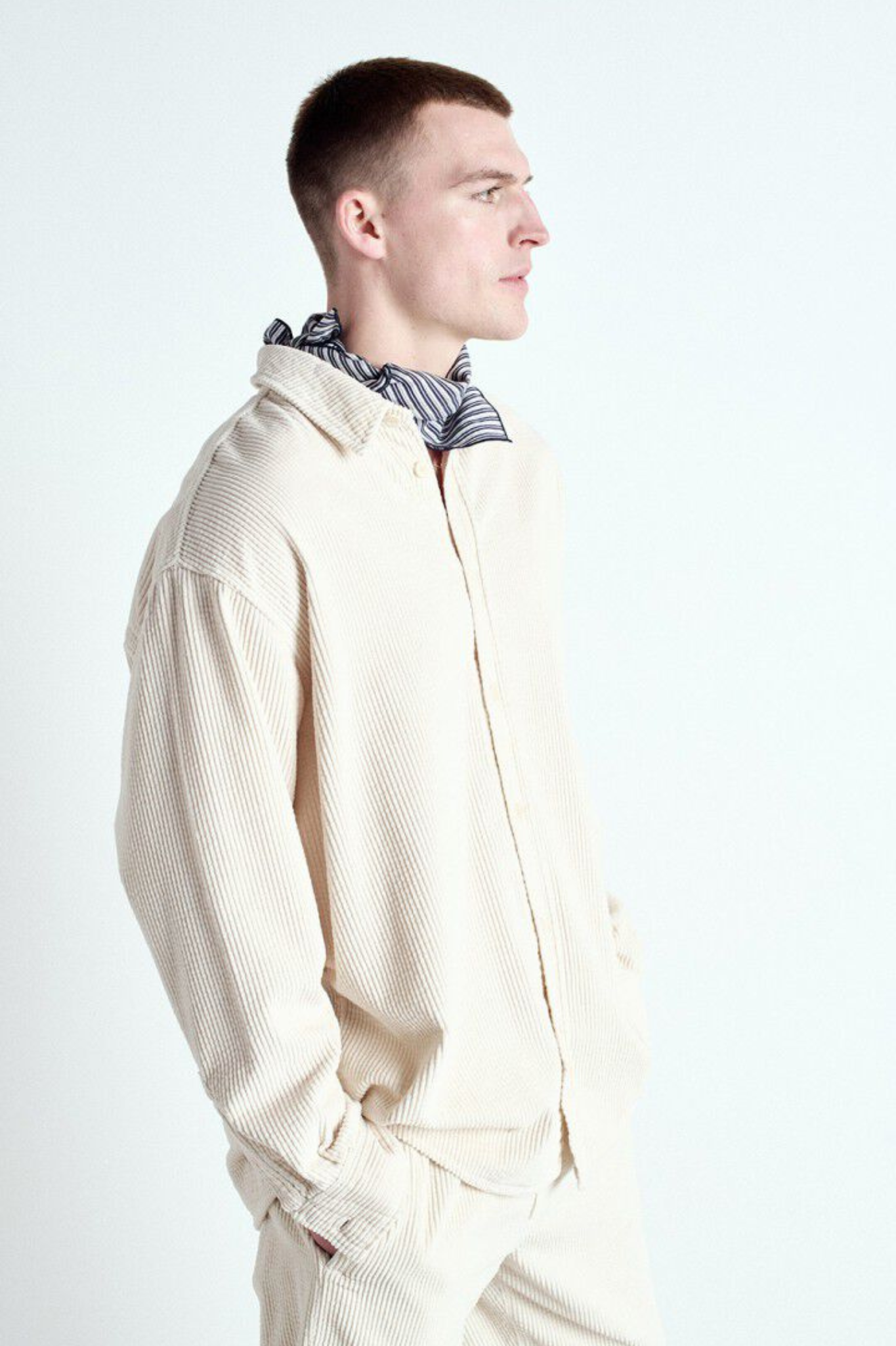 Model wearing the American Vintage padow shirt in vintage ecru. Side view