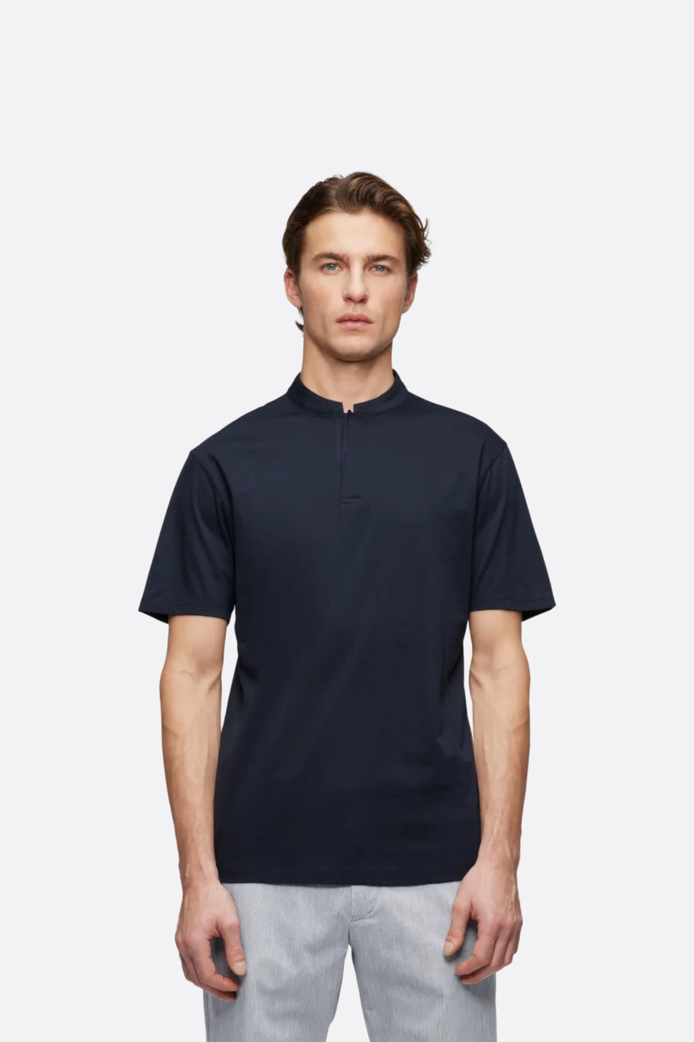 Model wearing the Drykorn louis t-shirt in blue. Front view