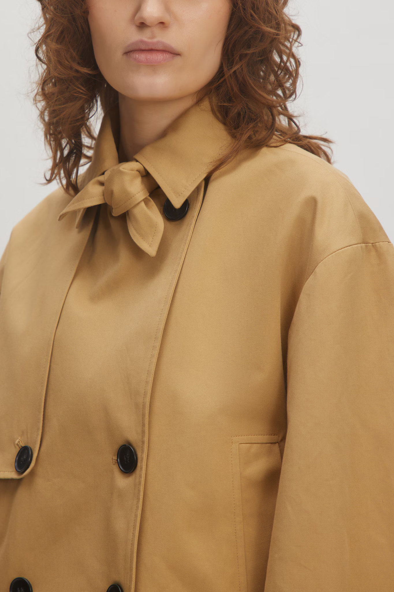 Model wearing the Edited rosa jacket in beige. Close front view