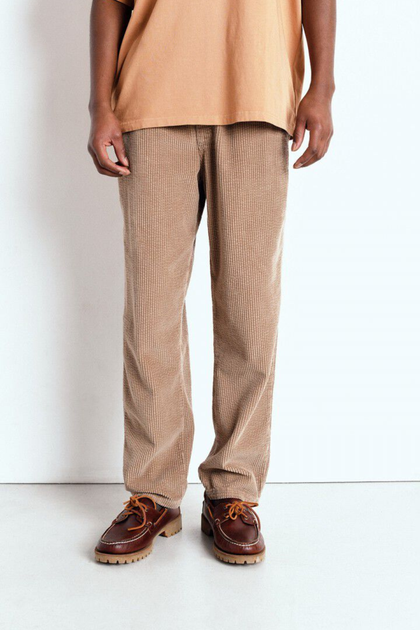 Model wearing the American Vintage padow pants in vintage teddy bear. Front view