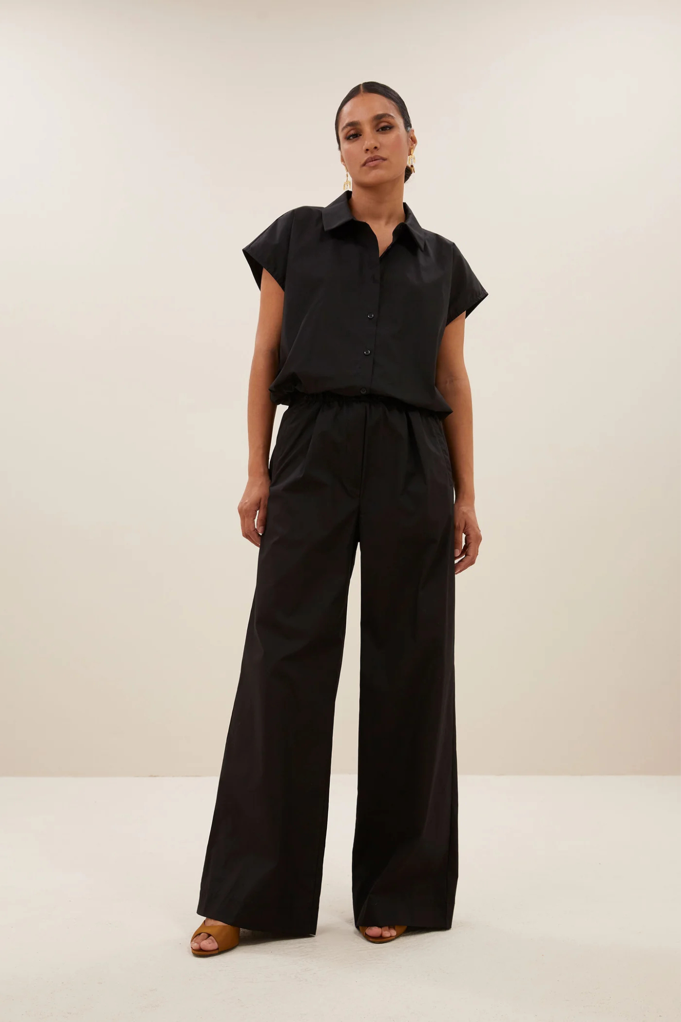Model wearing the By-Bar benji poplin pants in black. Front view