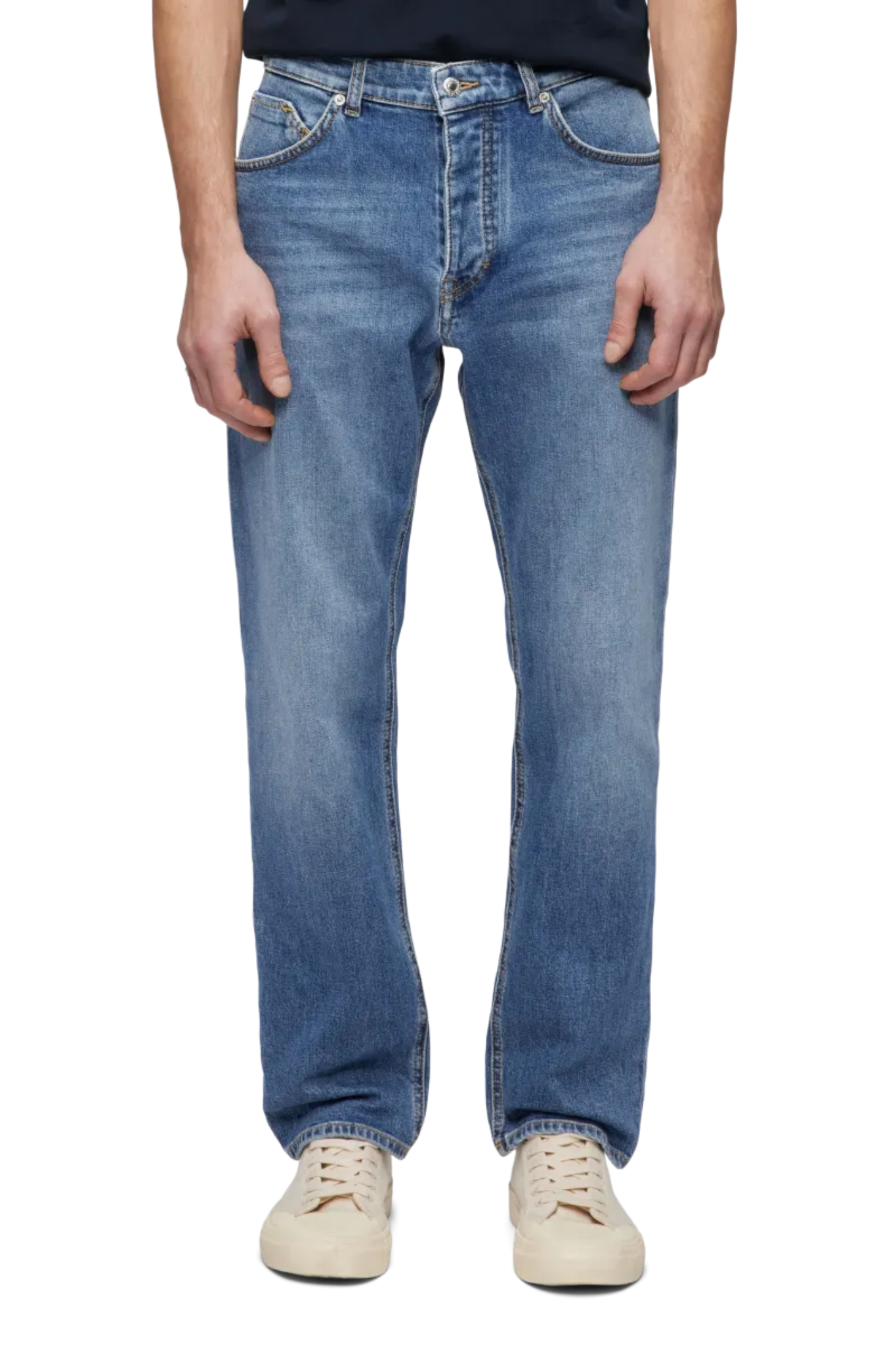 Model wearing the Drykorn hight jeans in blue 3500. Front view