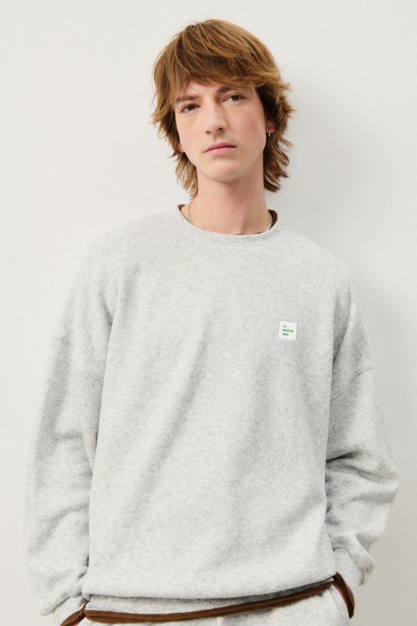 Model wearing the American Vintage evona sweatshirt in light grey melange. Front view