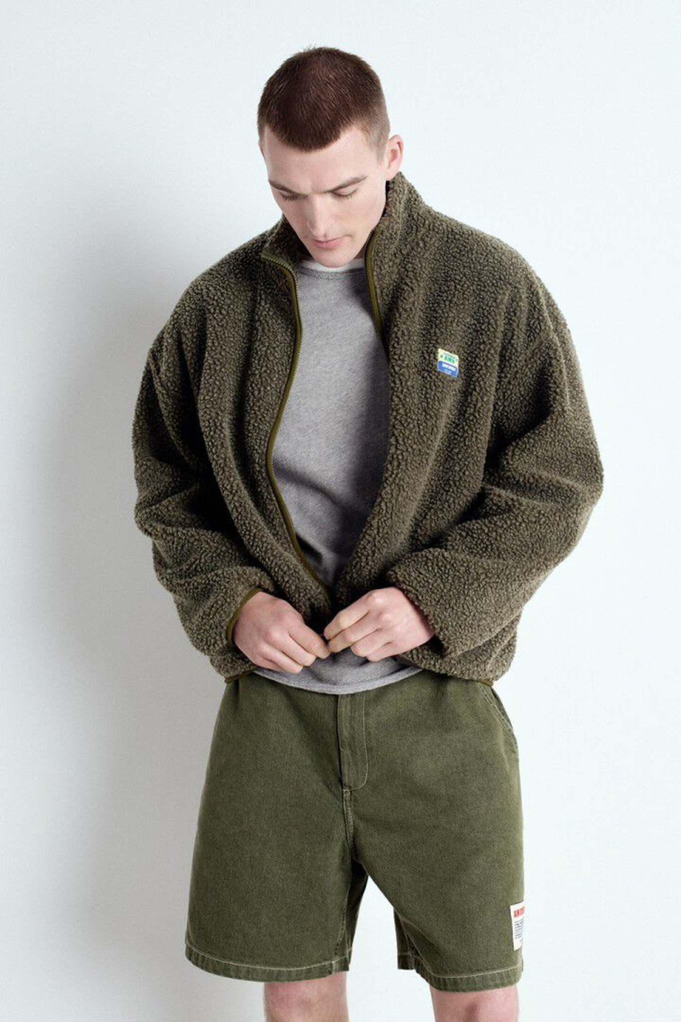 Model wearing the American Vintage hoktown jacket in varan melange. Front view