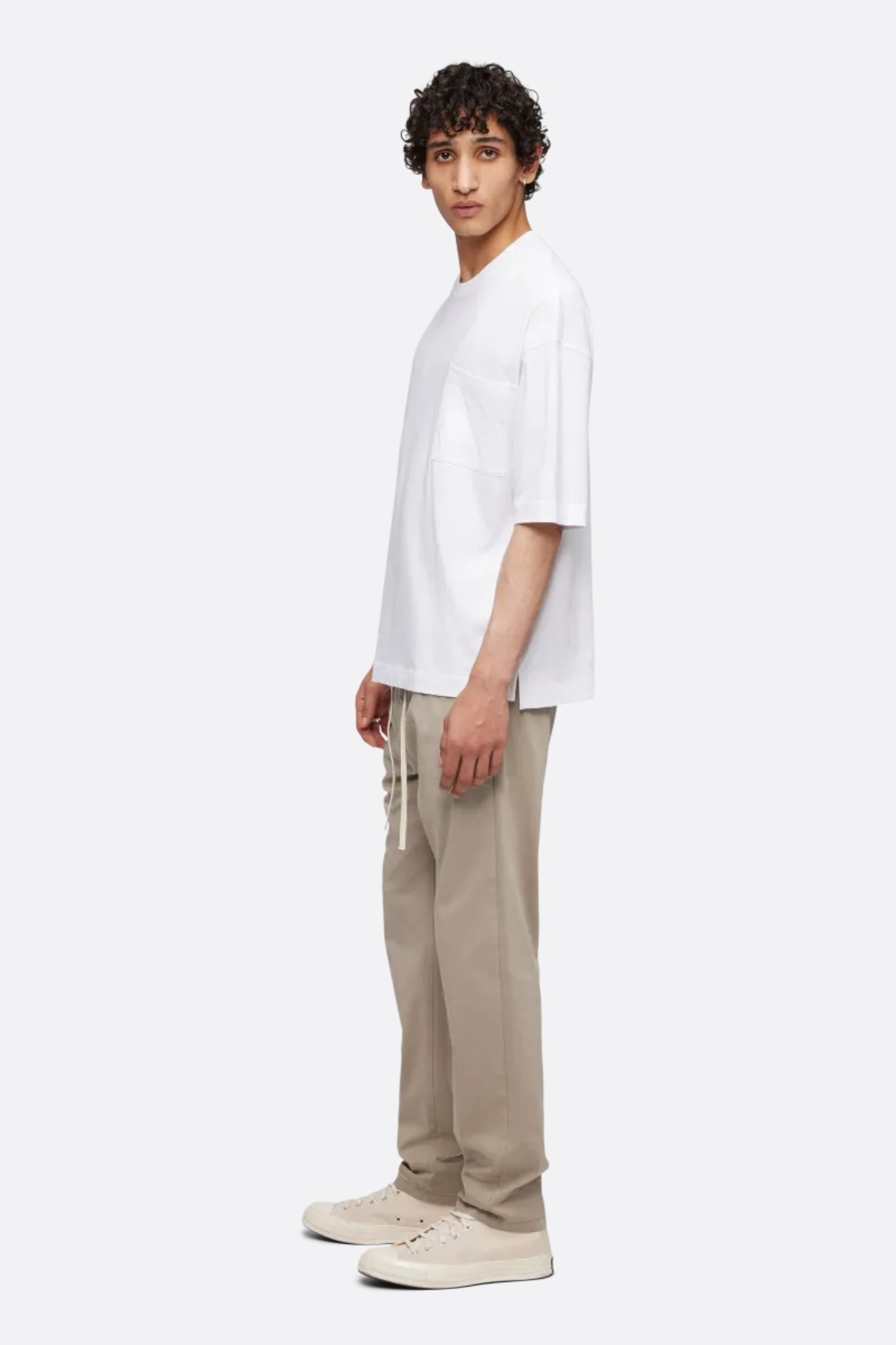 Model wearing the Drykorn mategon t-shirt in white. Side view
