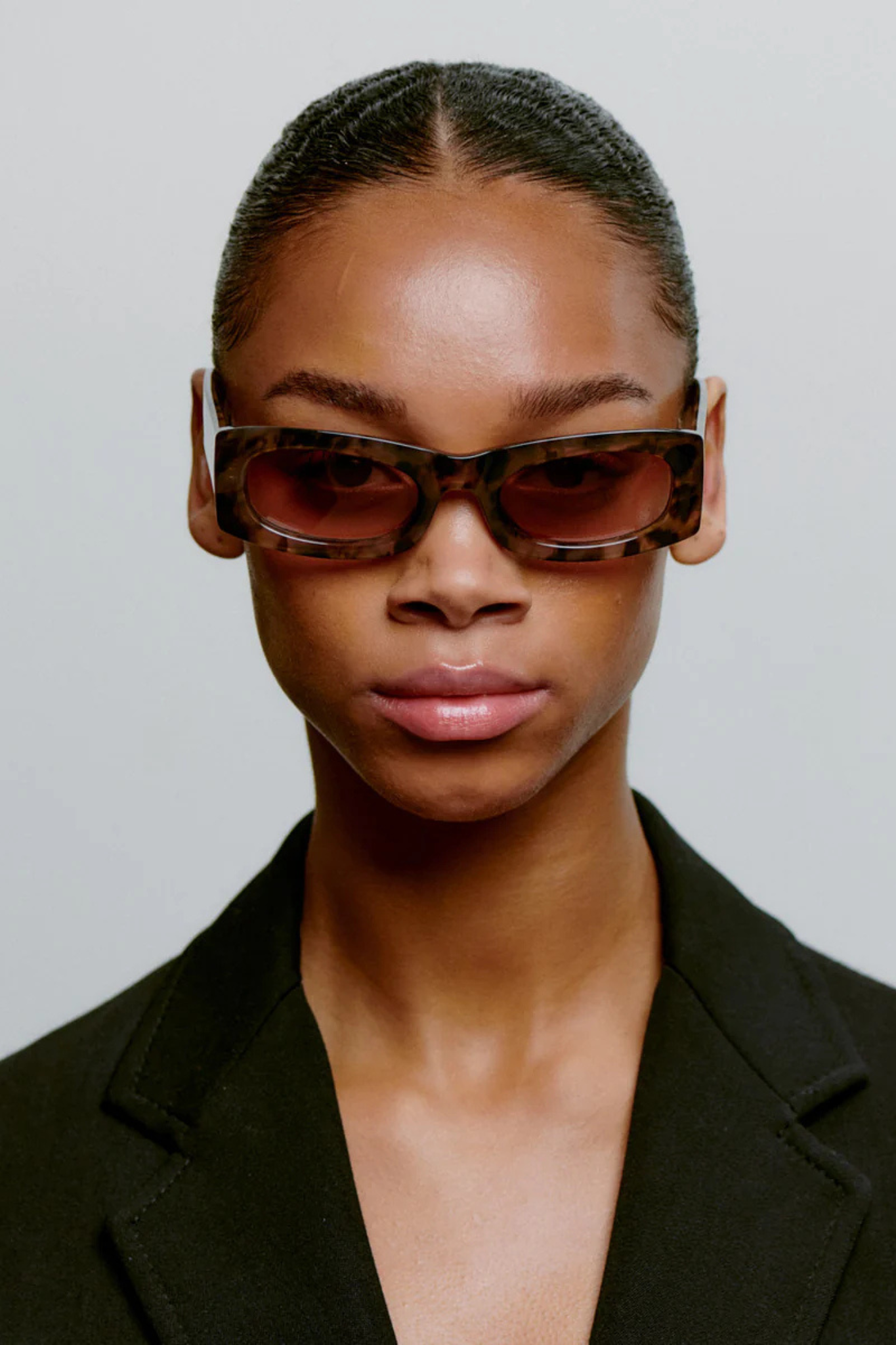 Model wearing the A. Kjaerbede frida sunglasses in coquina. Front view