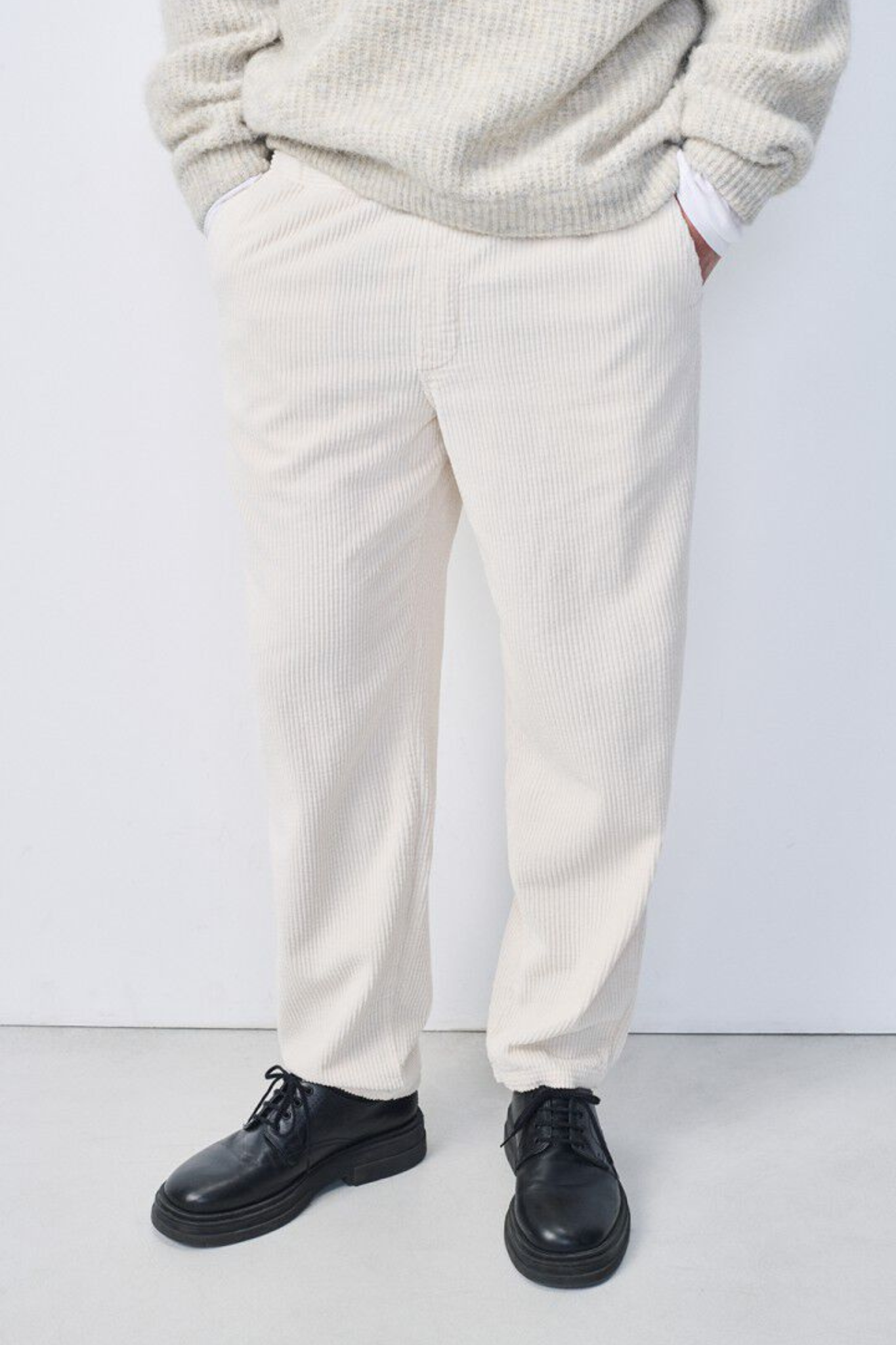 Model wearing the American Vintage padow pants in ecru vintage. Front view