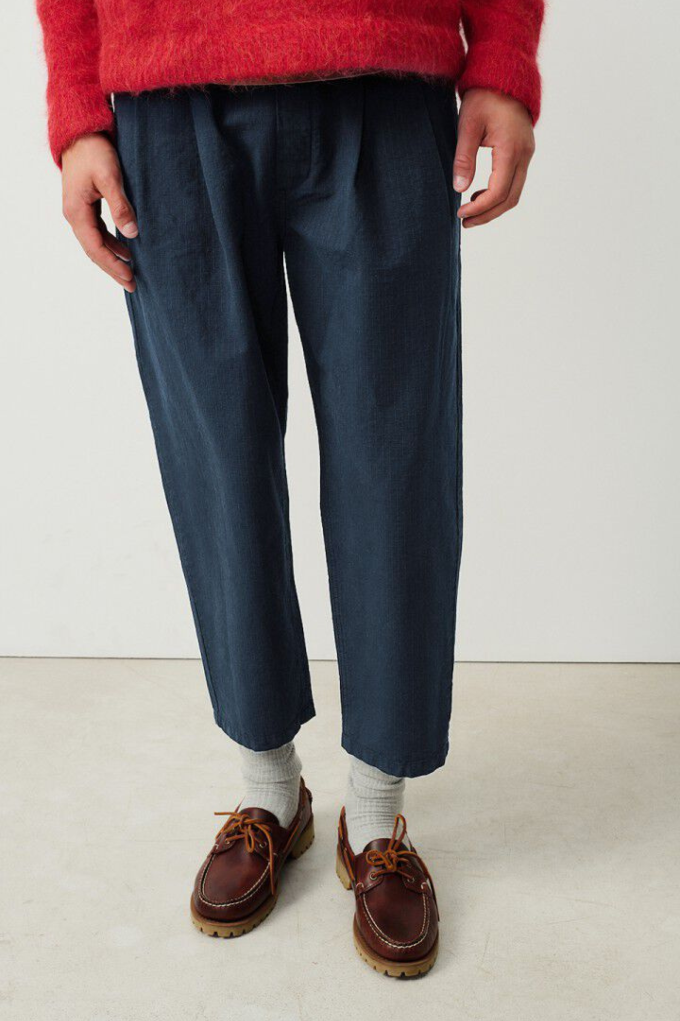 Model wearing the American Vintage rygybay pants in navy. Front view