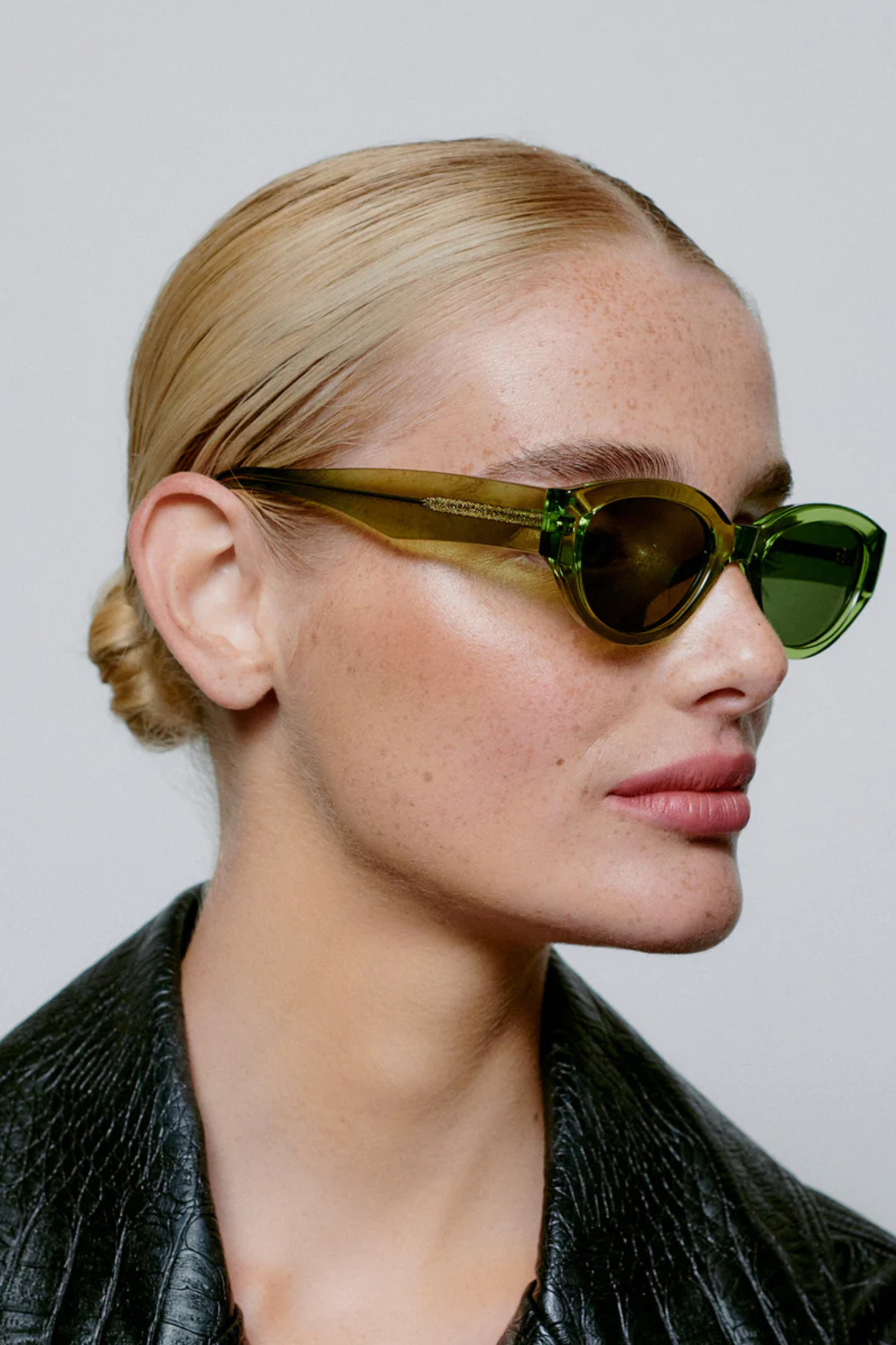 Model wearing the A. Kjaerbede winnie sunglasses in light olive transparent. Side view