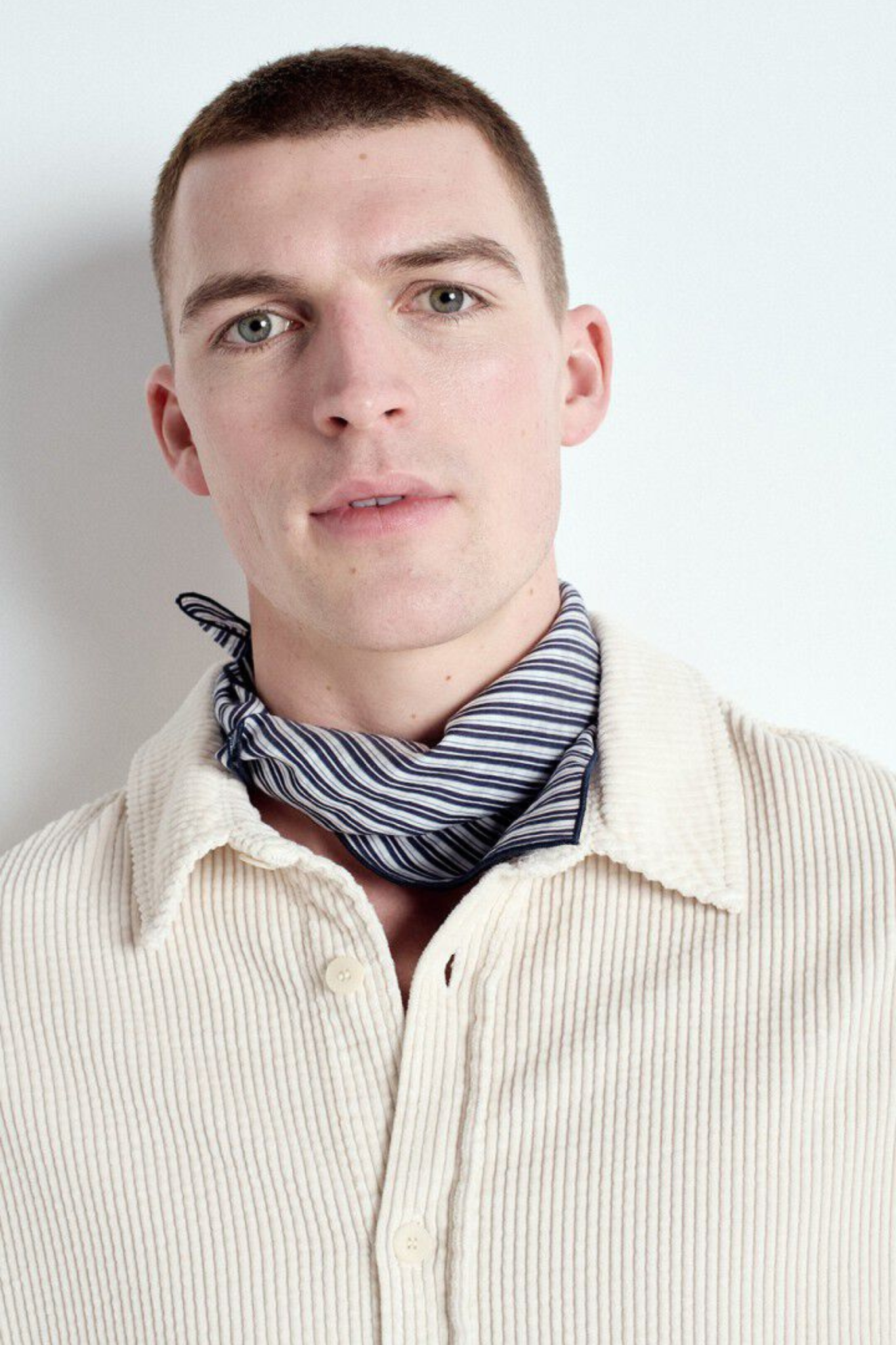 Model wearing the American Vintage padow shirt in vintage ecru. Close front view