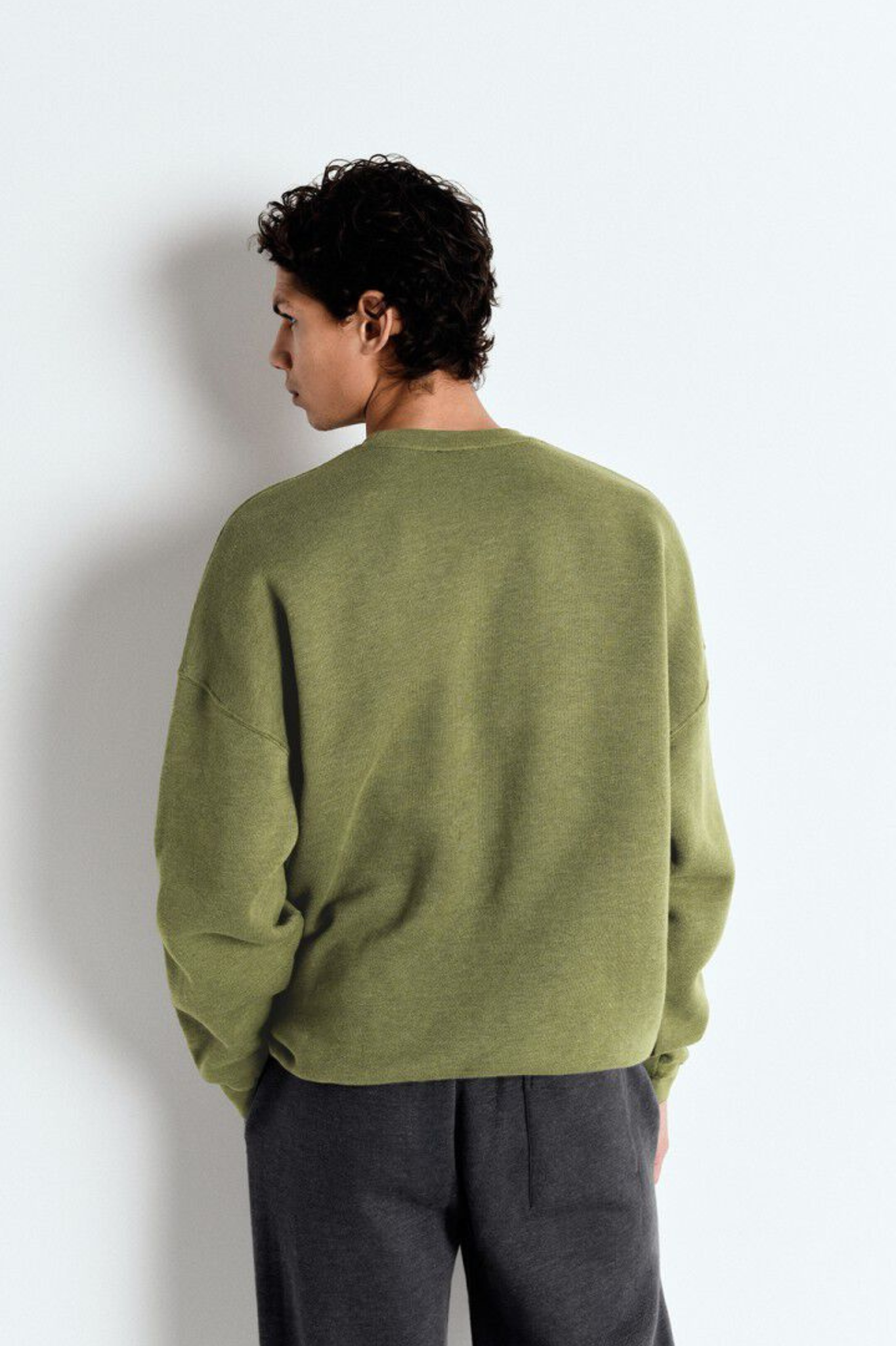 Model wearing the American Vintage doven sweatshirt in overdyed boa. Back view