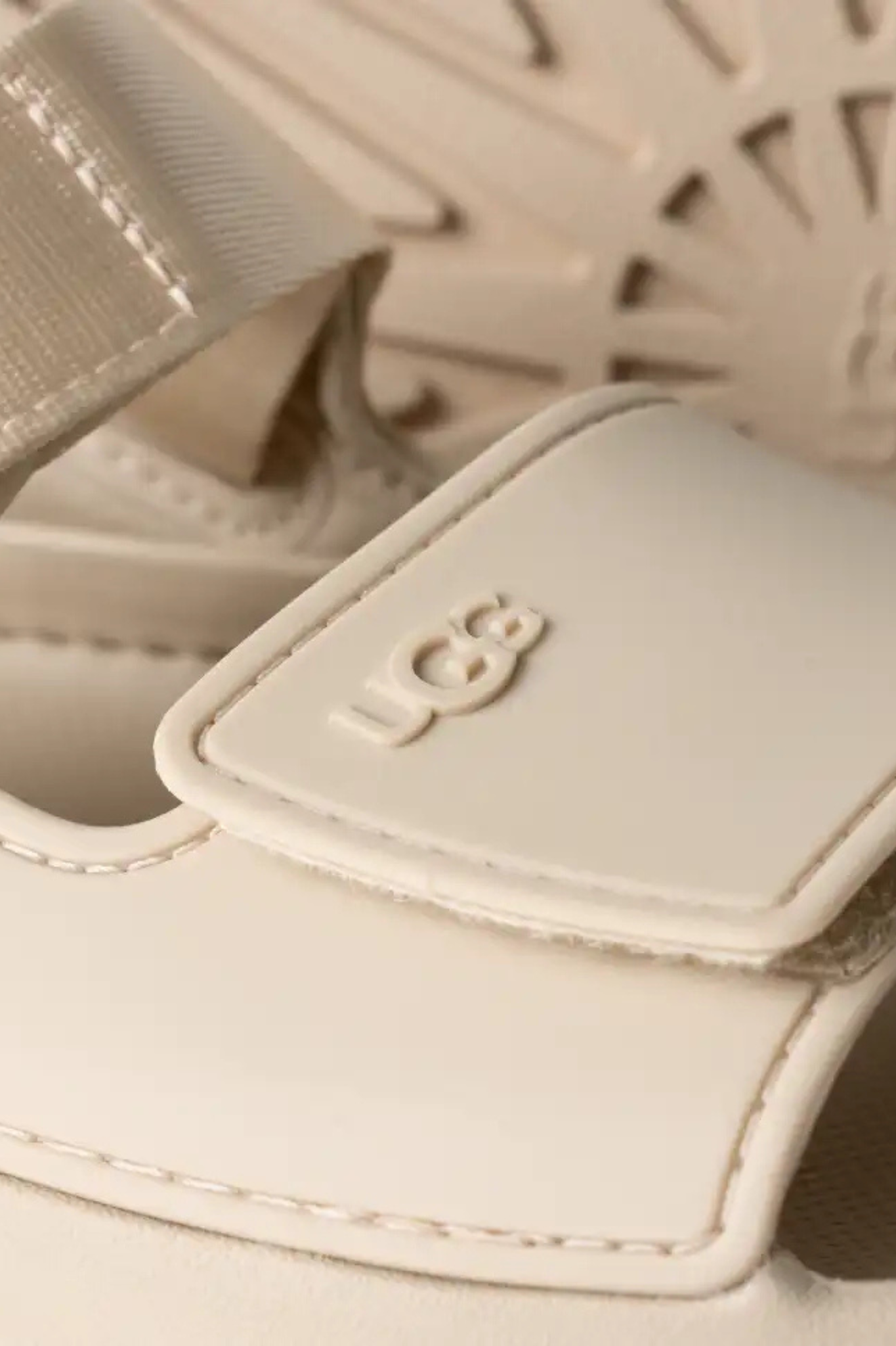 UGG women goldenglow in sea salt. Close logo view