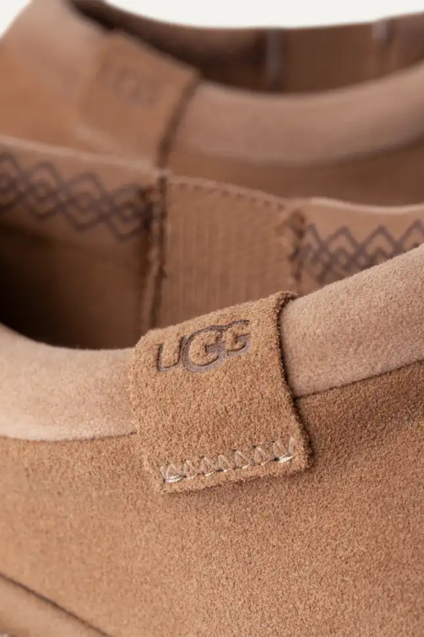 UGG man tasman lug in chestnut. Close logo view