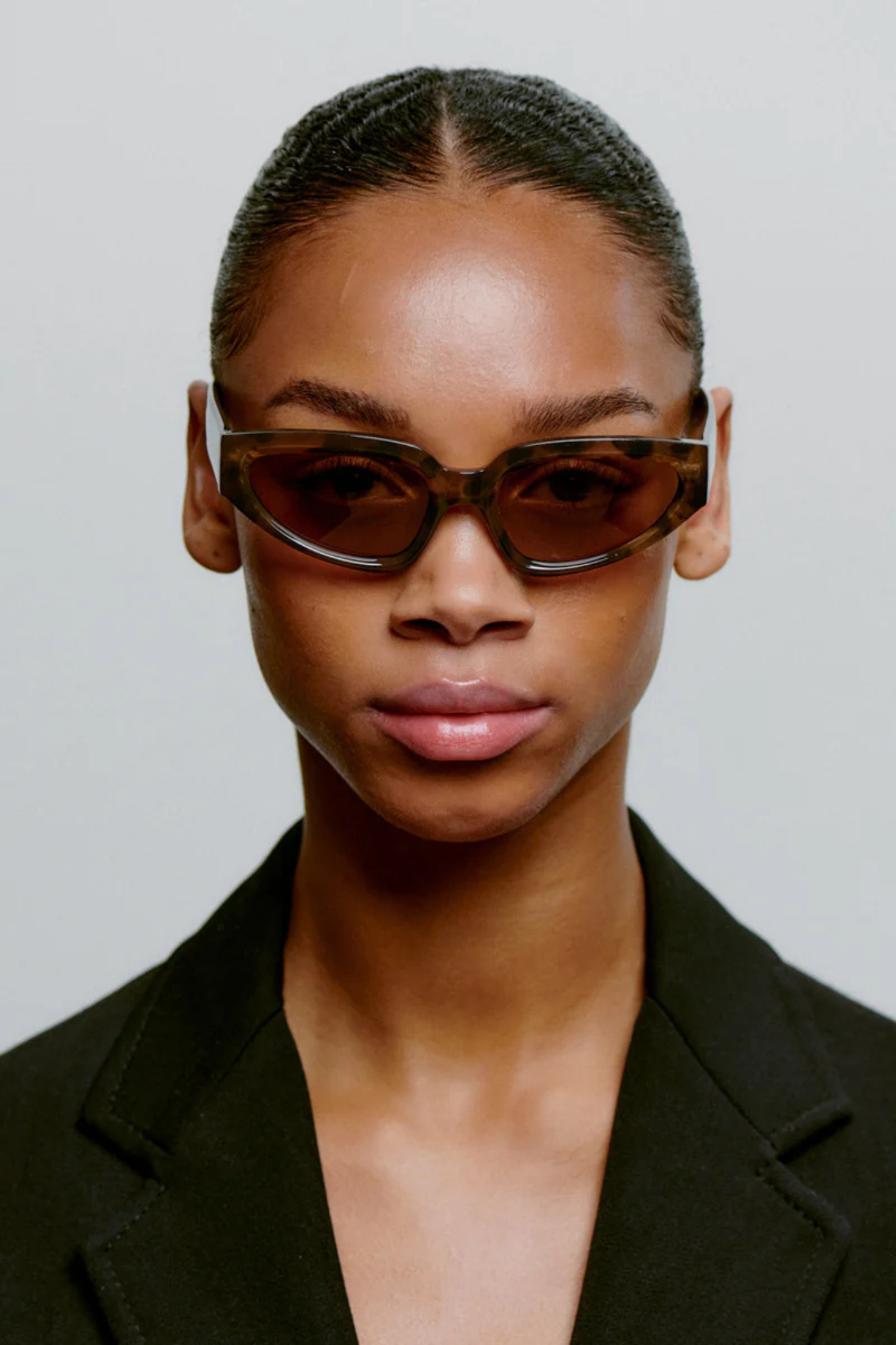Model wearing the A. Kjaerbede ella sunglasses in coquina. Front view