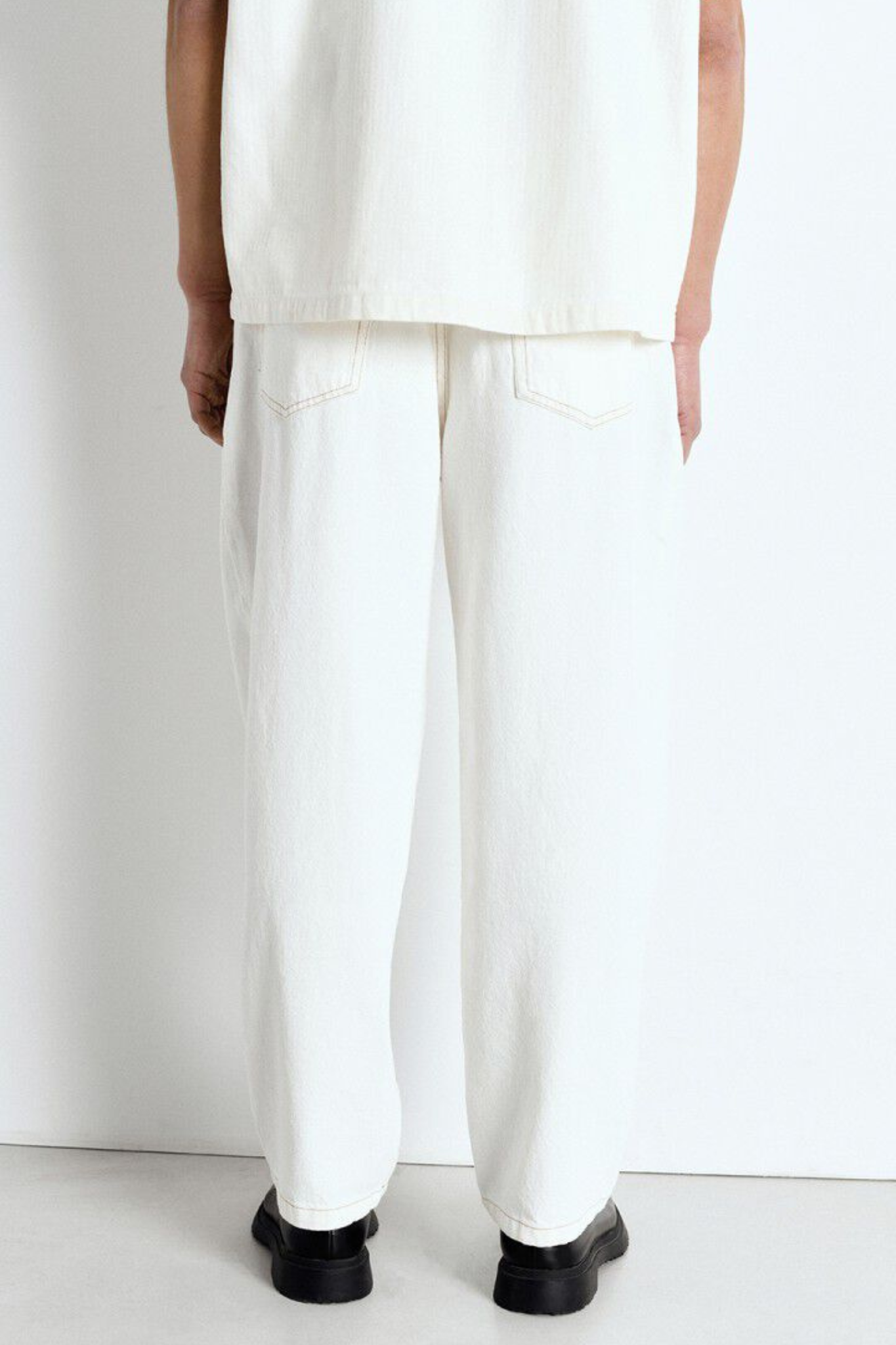 Model wearing the American Vintage jozastreet jeans in off white. Back view