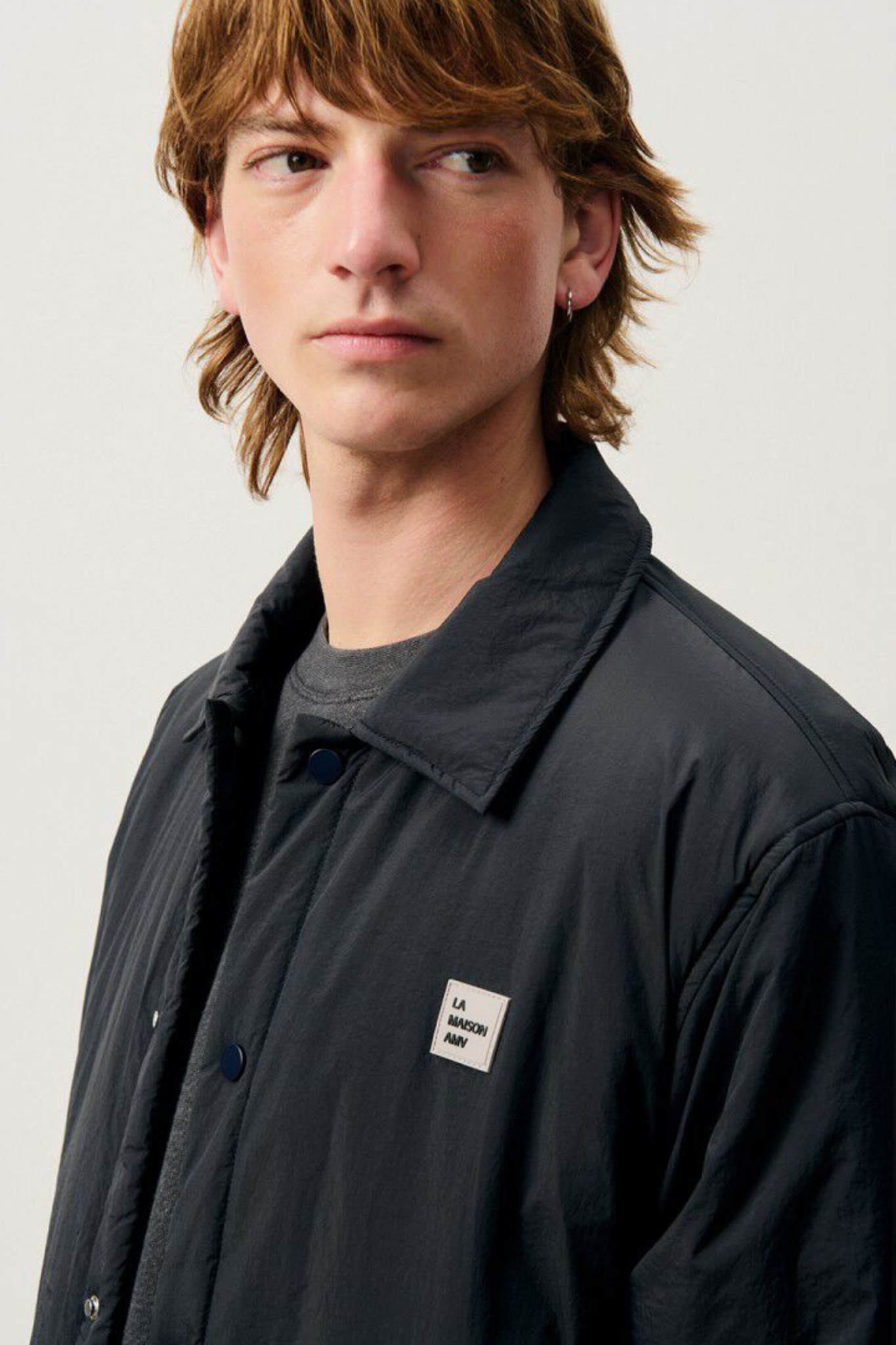 Model wearing the American Vintage zotcity jacket in black. Close front view