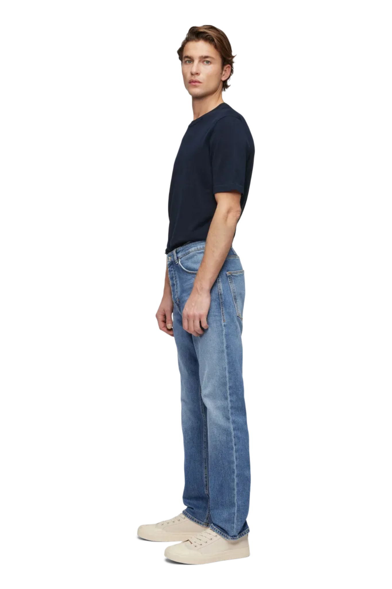 Model wearing the Drykorn hight jeans in blue 3500. Side view
