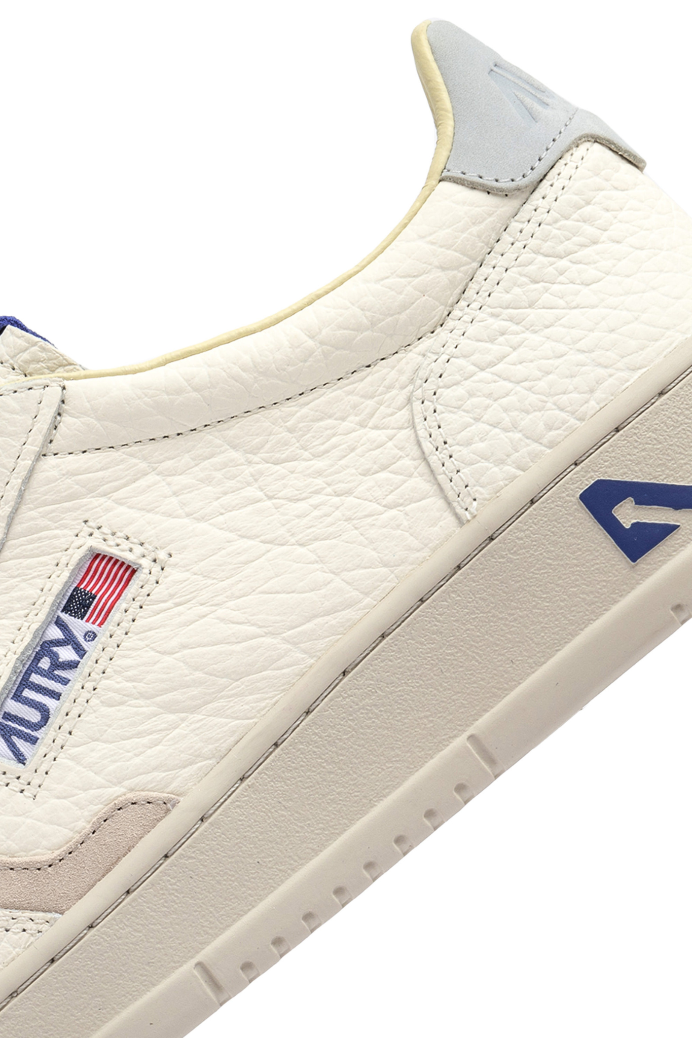 Autry madalist low men sneakers in sand and blue. Close side view
