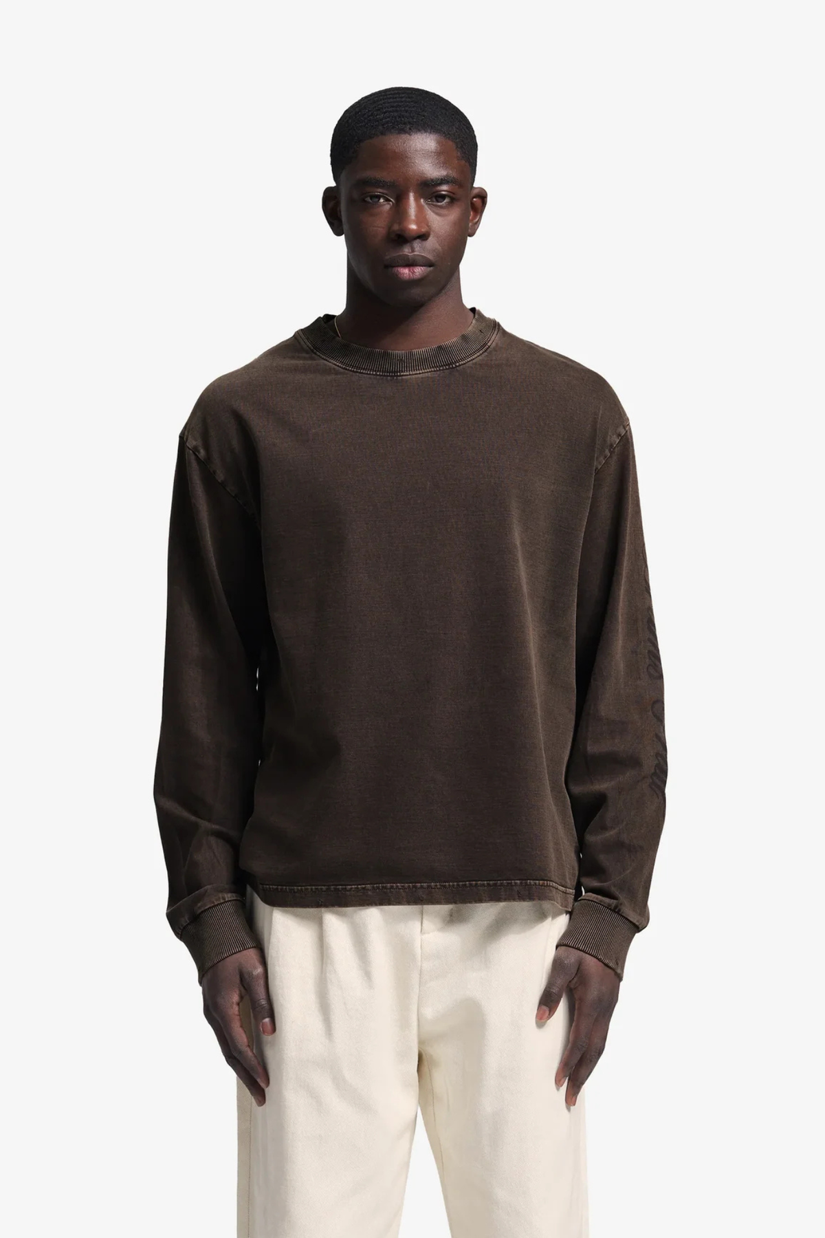 DISTRESSED SCRIPT LOGO LONGSLEEVE - GEWASSEN BRUIN