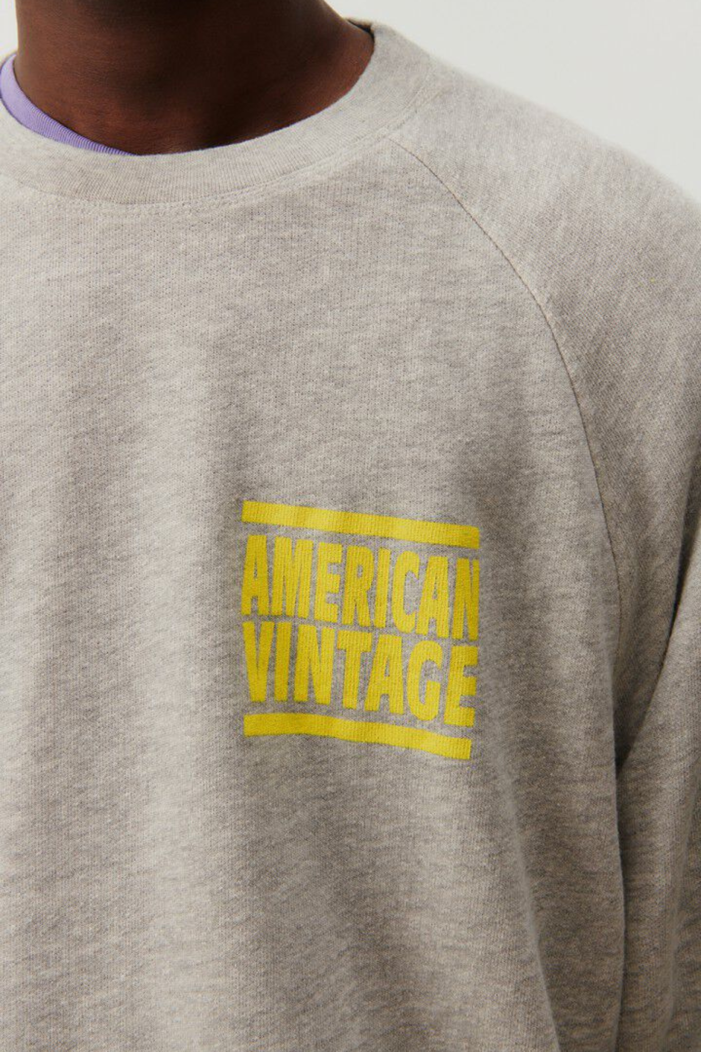 Model wearing the American Vintage zofbay sweat-shirt in heather grey. Close logo view