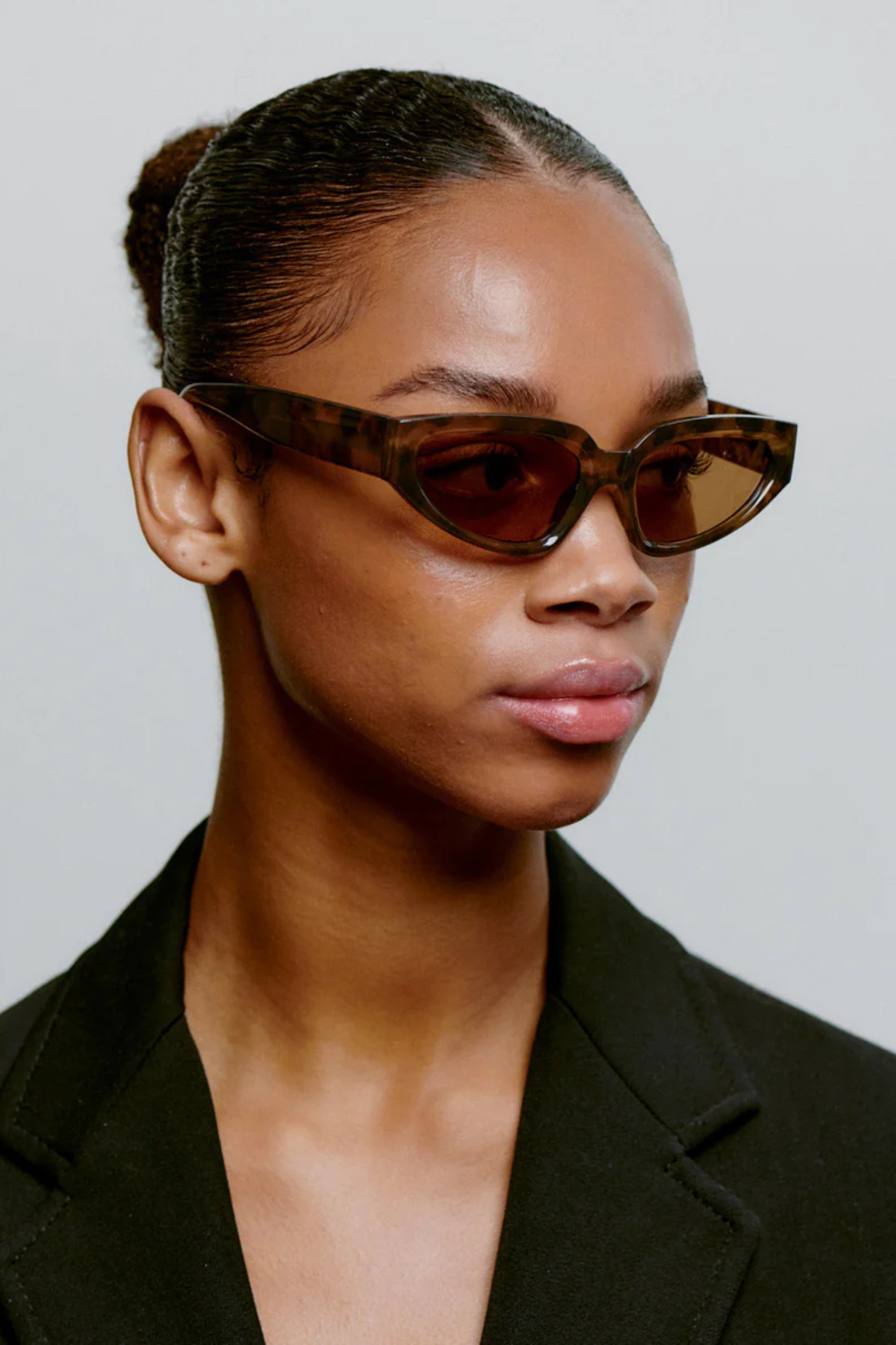 Model wearing the A. Kjaerbede ella sunglasses in coquina. Side view