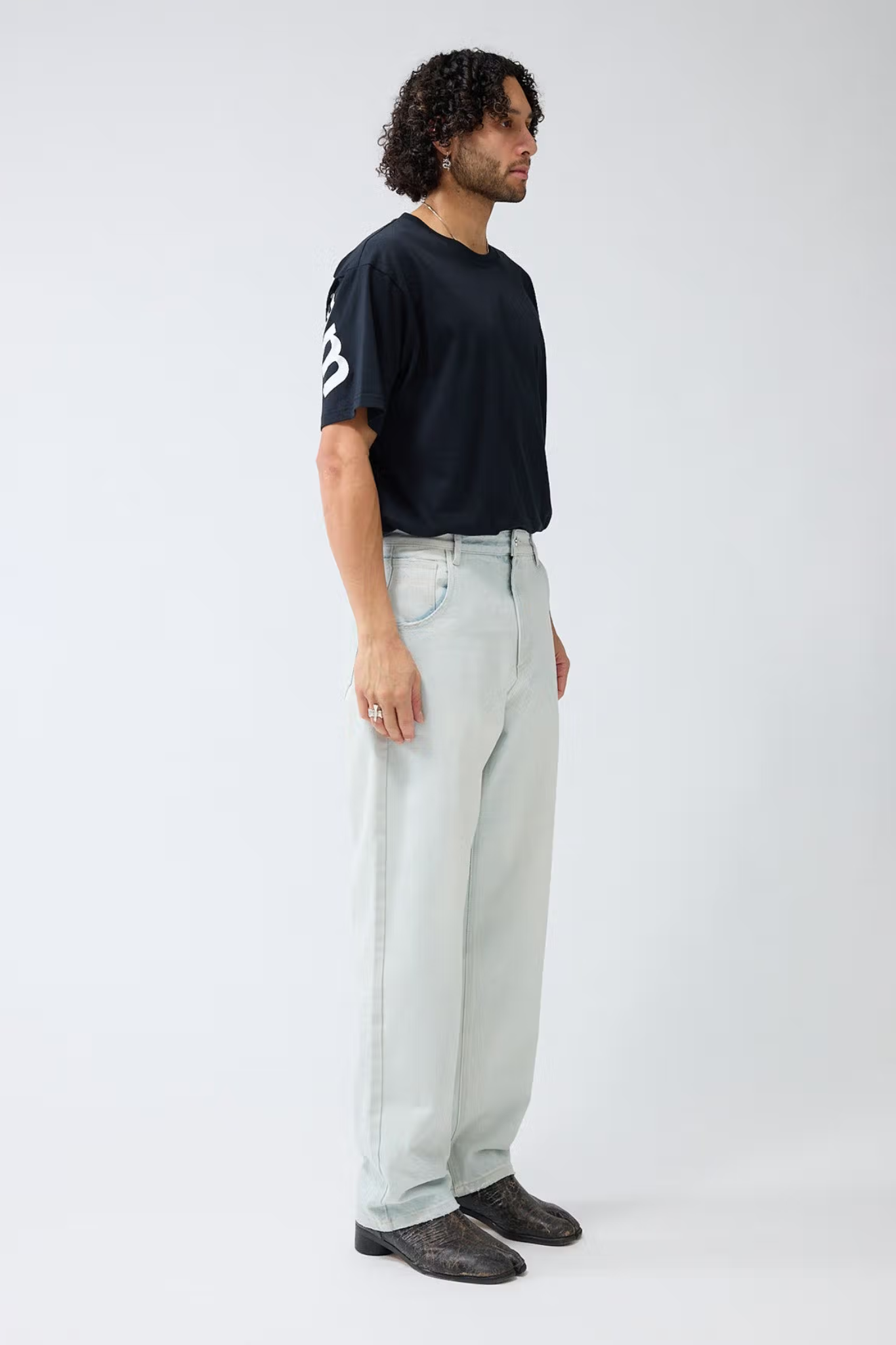 Model wearing the New Amsterdam 252 denim jeans in washed blue. Side view