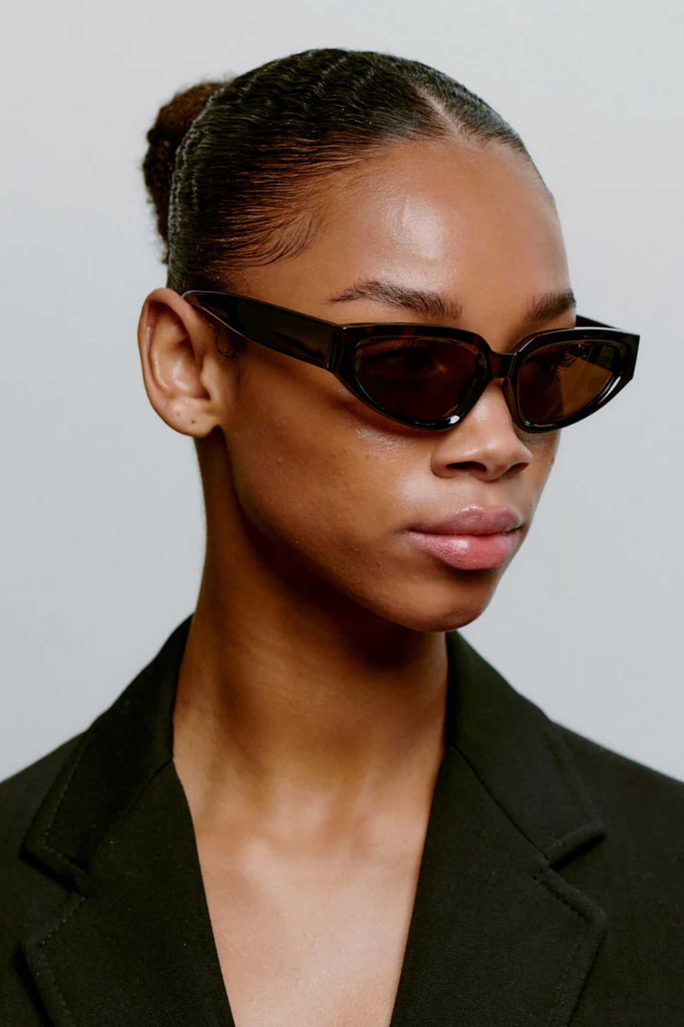 Model wearing the A. Kjaerbede ella sunglasses in demi tortoise. Side view