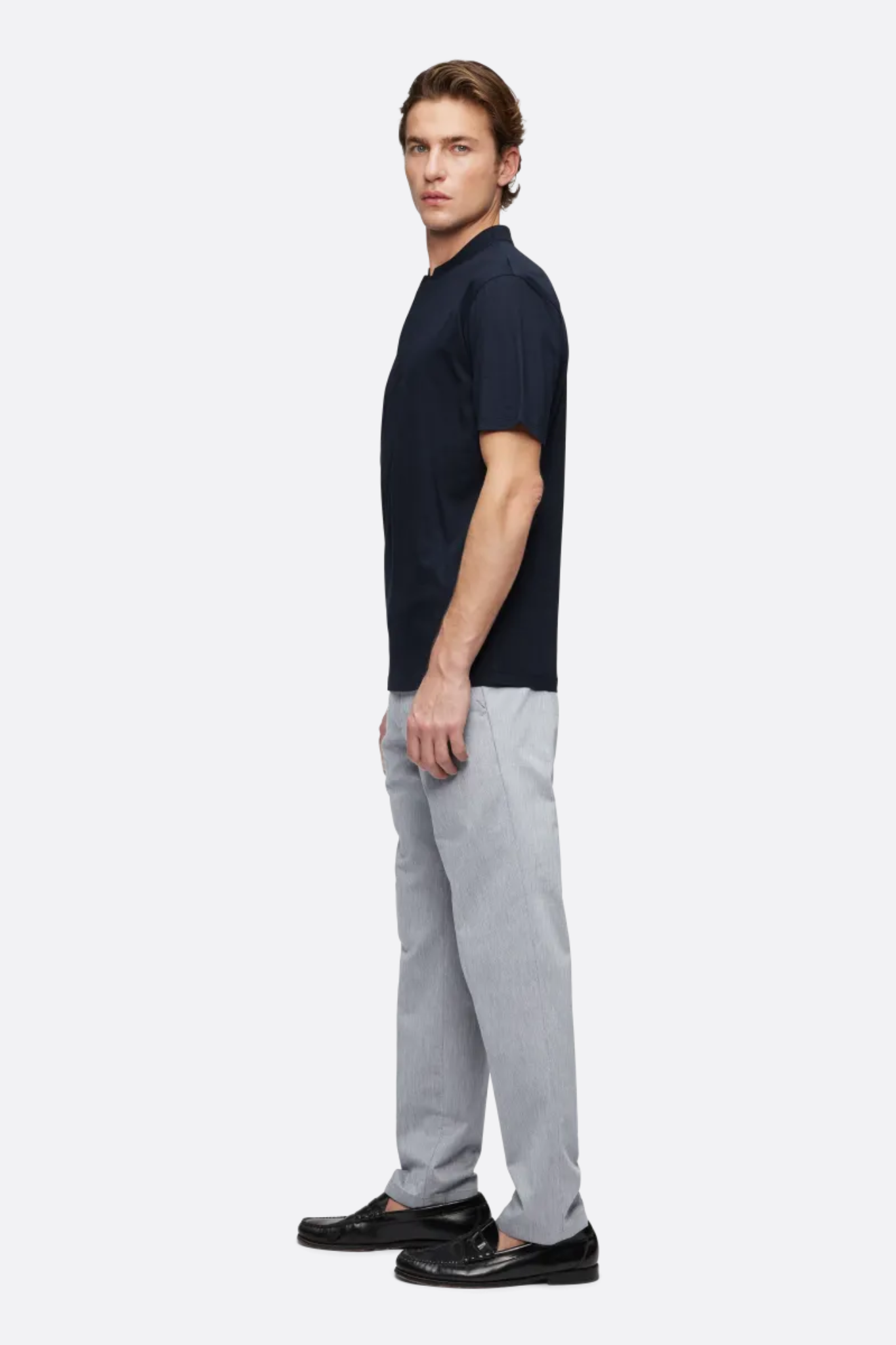 Model wearing the Drykorn louis t-shirt in blue. Side view
