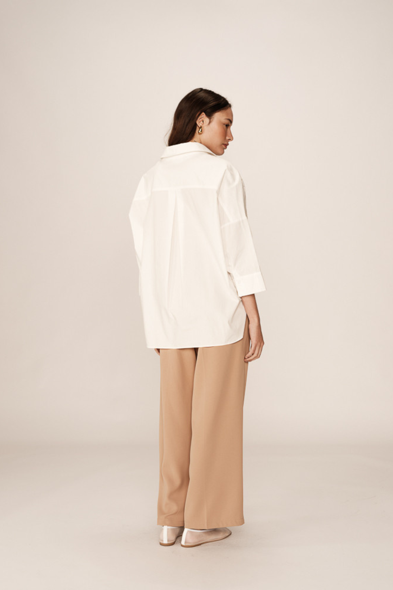 Model wearing the Grace & Mila pavel shirt in white. Back view