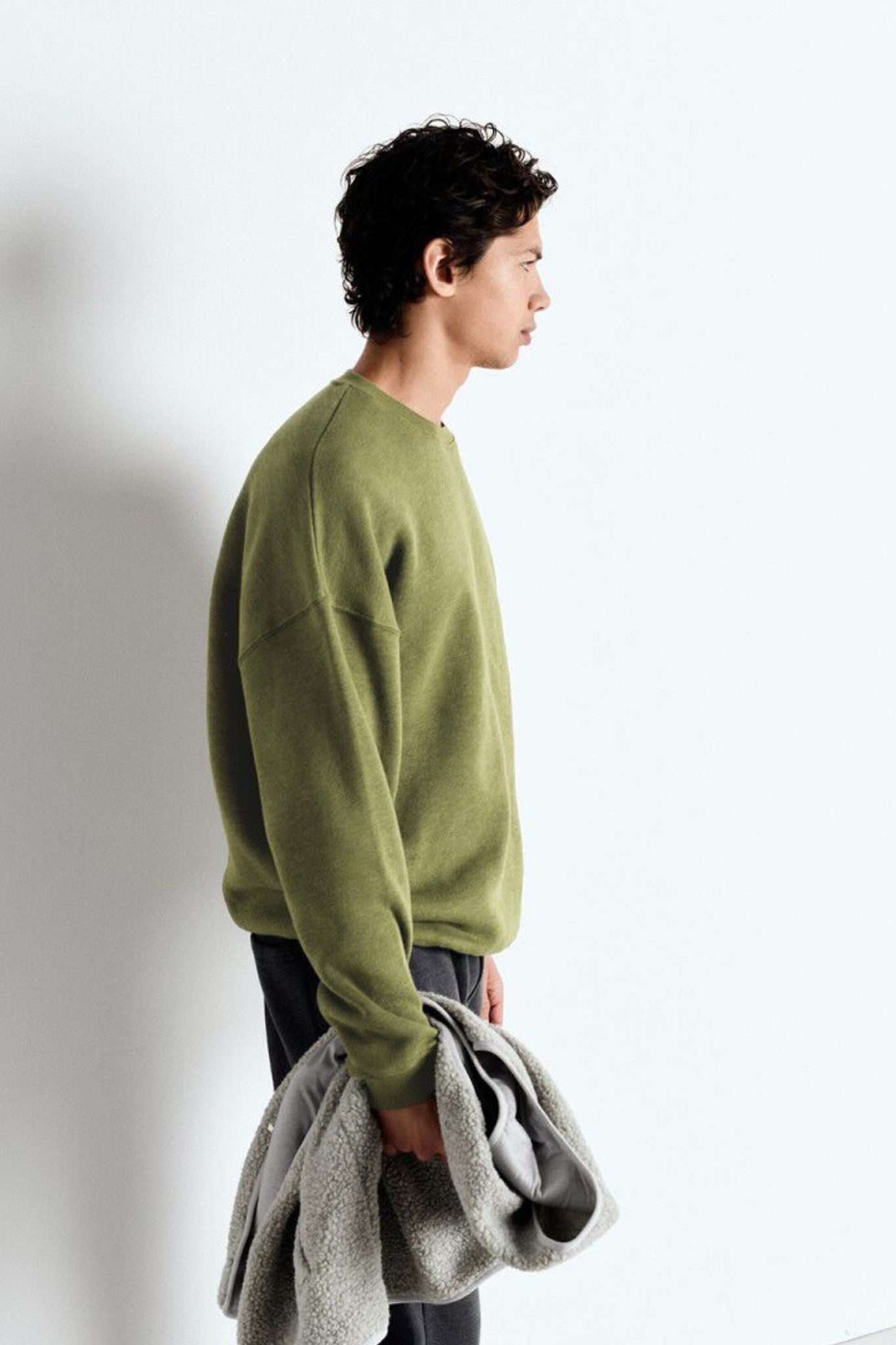 Model wearing the American Vintage doven sweatshirt in overdyed boa. Side view