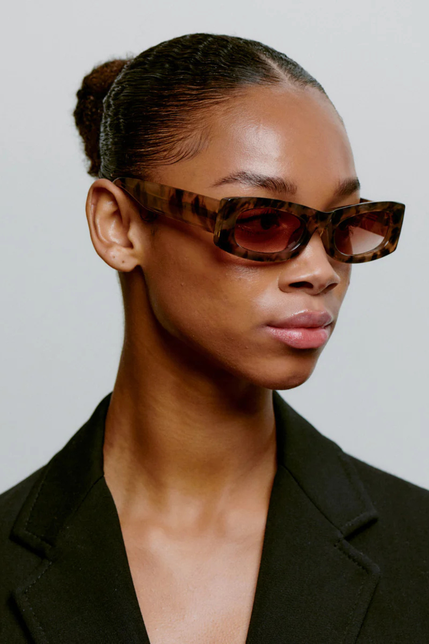 Model wearing the A. Kjaerbede frida sunglasses in coquina. Side view