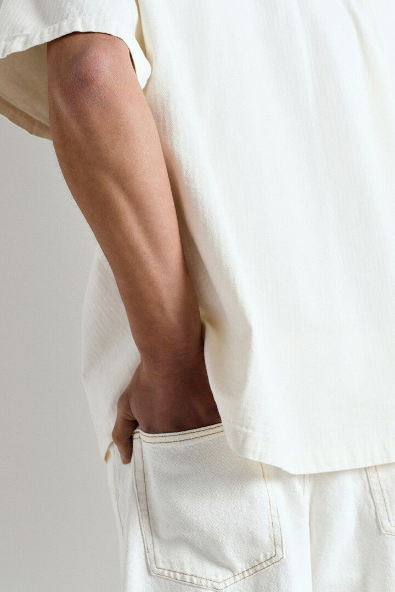 Model wearing the American Vintage jozastreet jeans in off white. Close back view