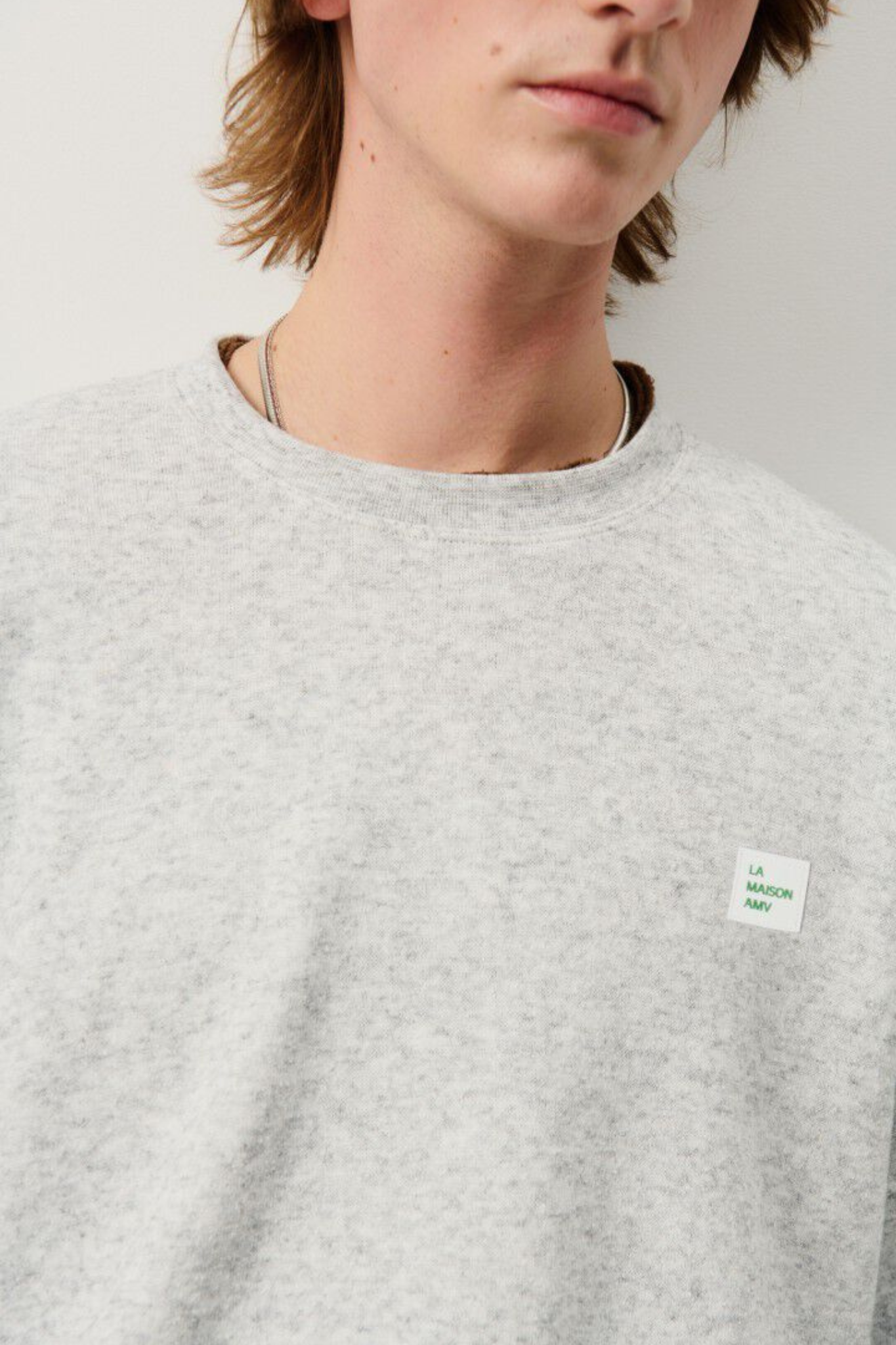Model wearing the American Vintage evona sweatshirt in light grey melange. Close front view