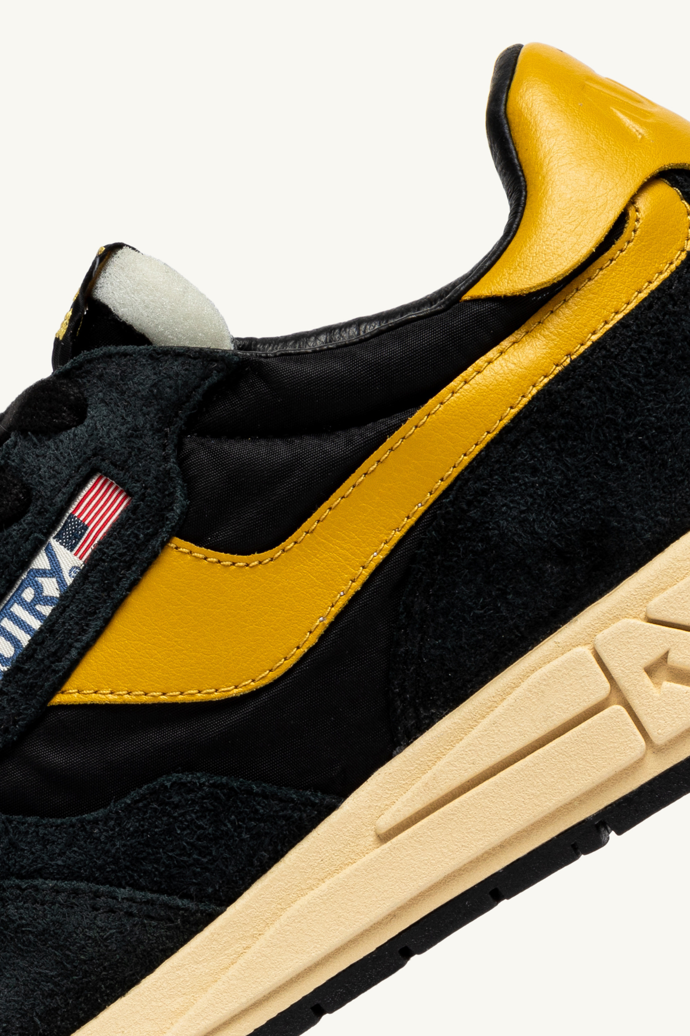 WWLM-UT21 - REELWIND LOW MEN SNEAKERS - SUEDE/NET BLACK/YELLOW