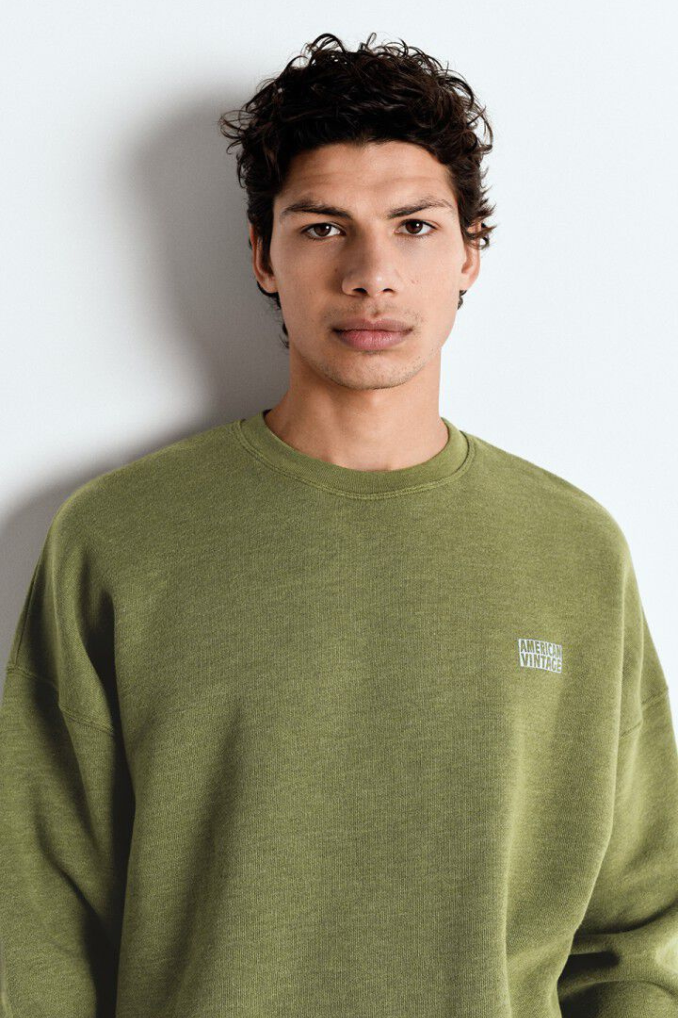 Model wearing the American Vintage doven sweatshirt in overdyed boa. Front view